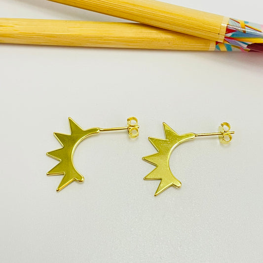 XO398 Aro Media argolla con puntas (spike) 15 x 17 mm Espesor 1 mm Aro Baño Oro Aros Bañados hecho de Bronce Bañado en Oro 18K Joyas Bañadas en Oro