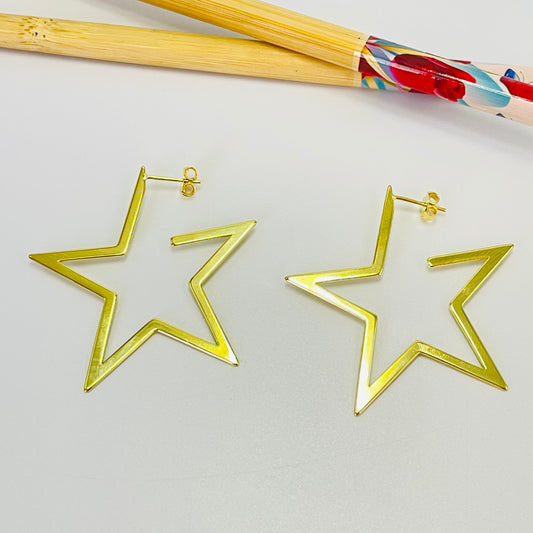 XO400 Aro Estrella tipo Argolla L 47 x 47 mm Espesor 1 mm Aro Baño Oro Aros Bañados hecho de Bronce Bañado en Oro 18K Joyas Bañadas en Oro