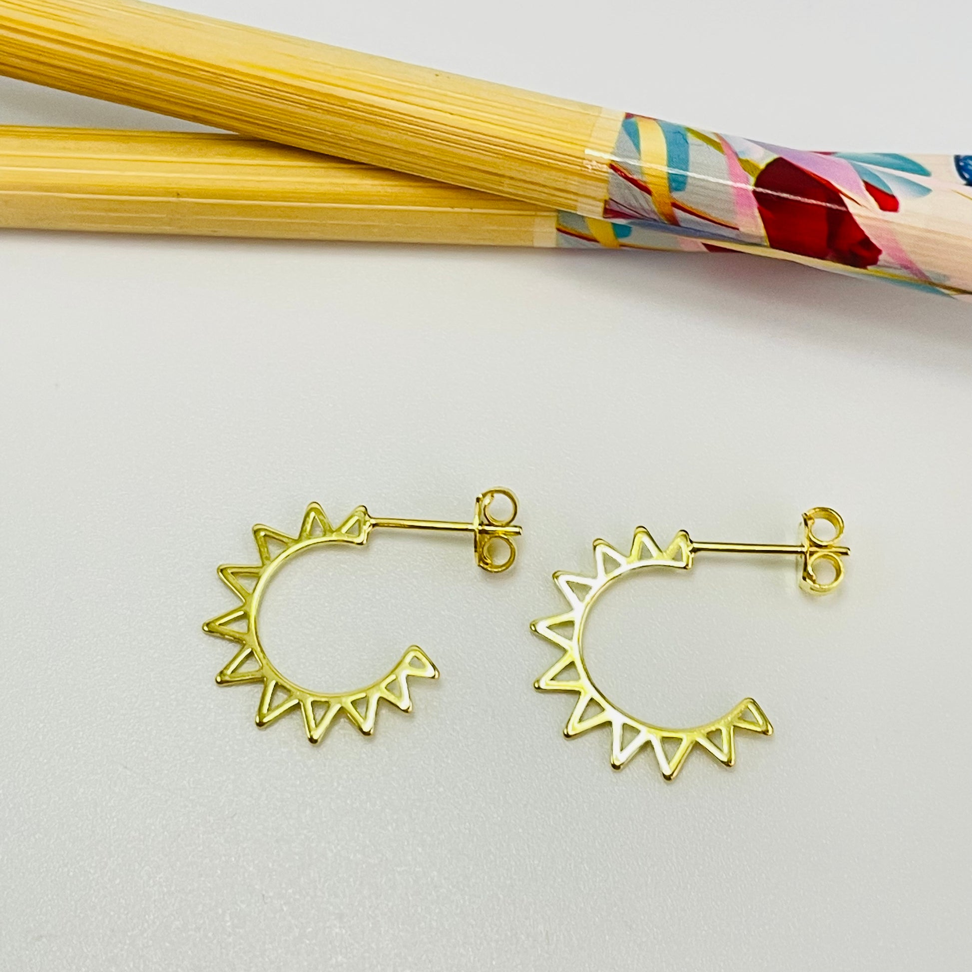 XO396 Aro Argolla Puntas Caladas 20 mm Espesor 1 mm Aro Baño Oro Aros Bañados hecho de Bronce Bañado en Oro 18K Joyas Bañadas en Oro