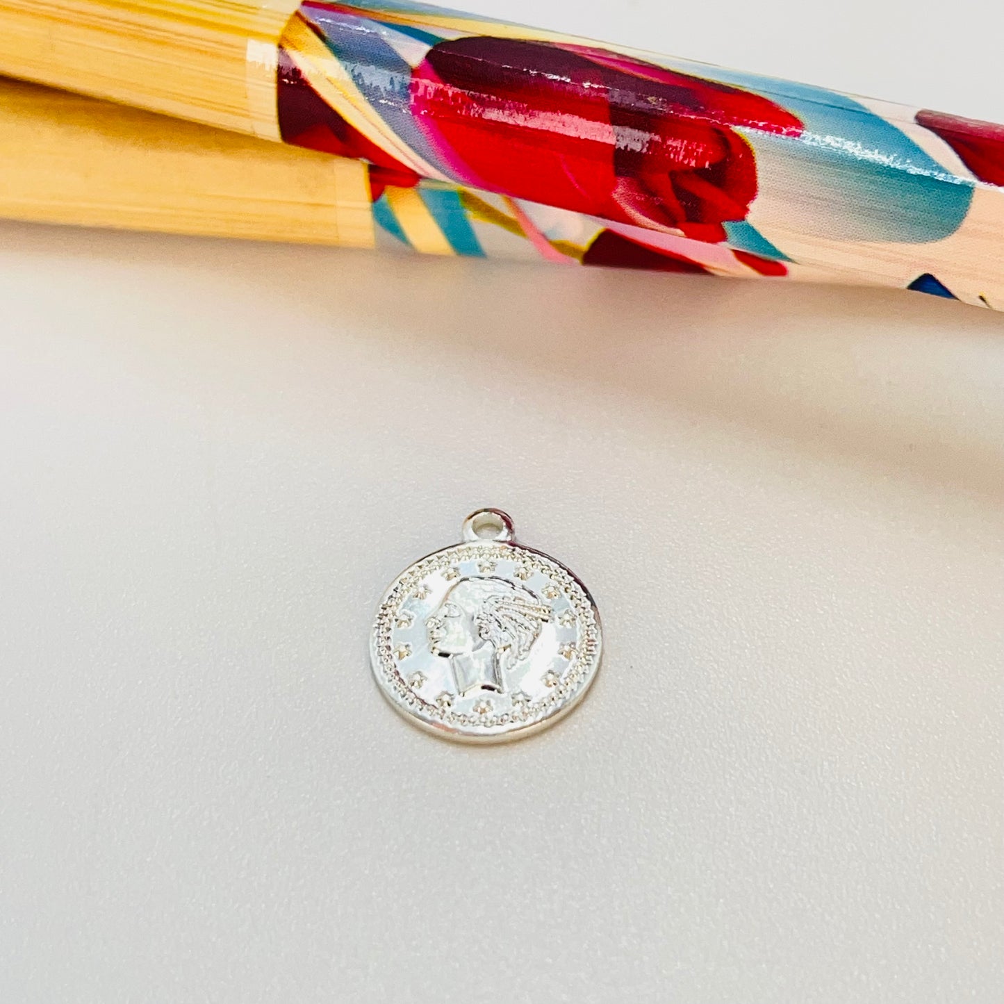 FP1194 Colgante Mini Moneda Lira Doble Faz Diá. 8 mm más argollita Espesor 1 mm Figura Baño Plata