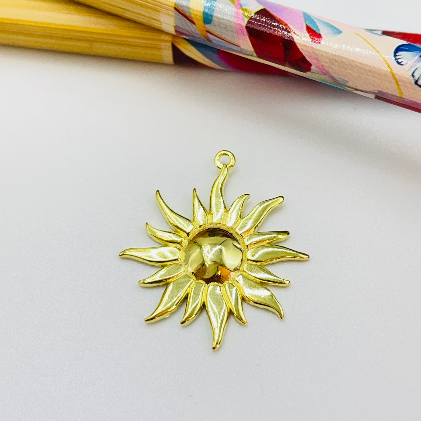 FO1215 Colgante Sol 25 x 25 mm más argollita Espesor 1.1 mm Figura Baño Oro