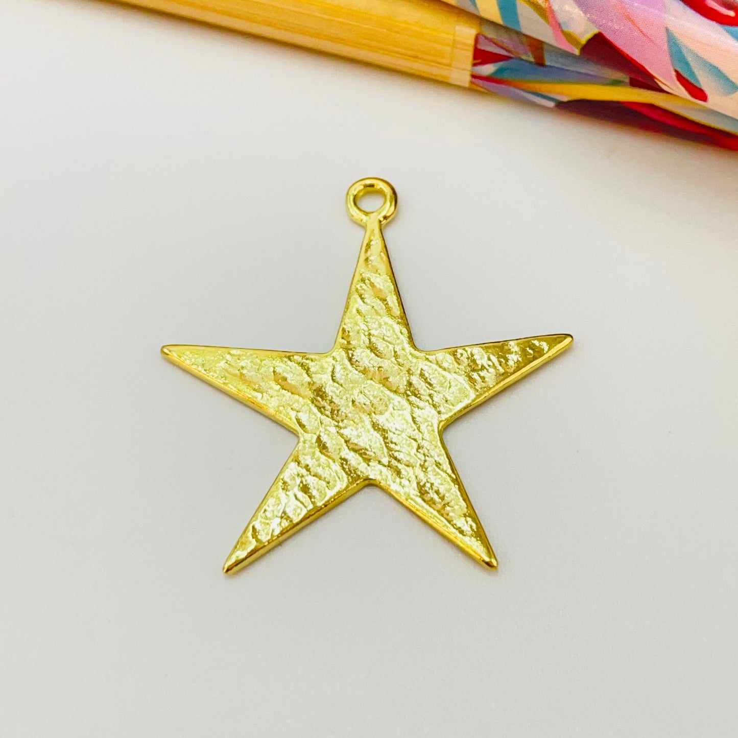 FO1120 Colgante Estrella Irregular Doble Faz Lijada y Martelado 30 x 30 mm más argollita Espesor 1 mm Figura Baño Oro
Figuras Bañadas hecho de Bronce Bañado en Oro 18K
