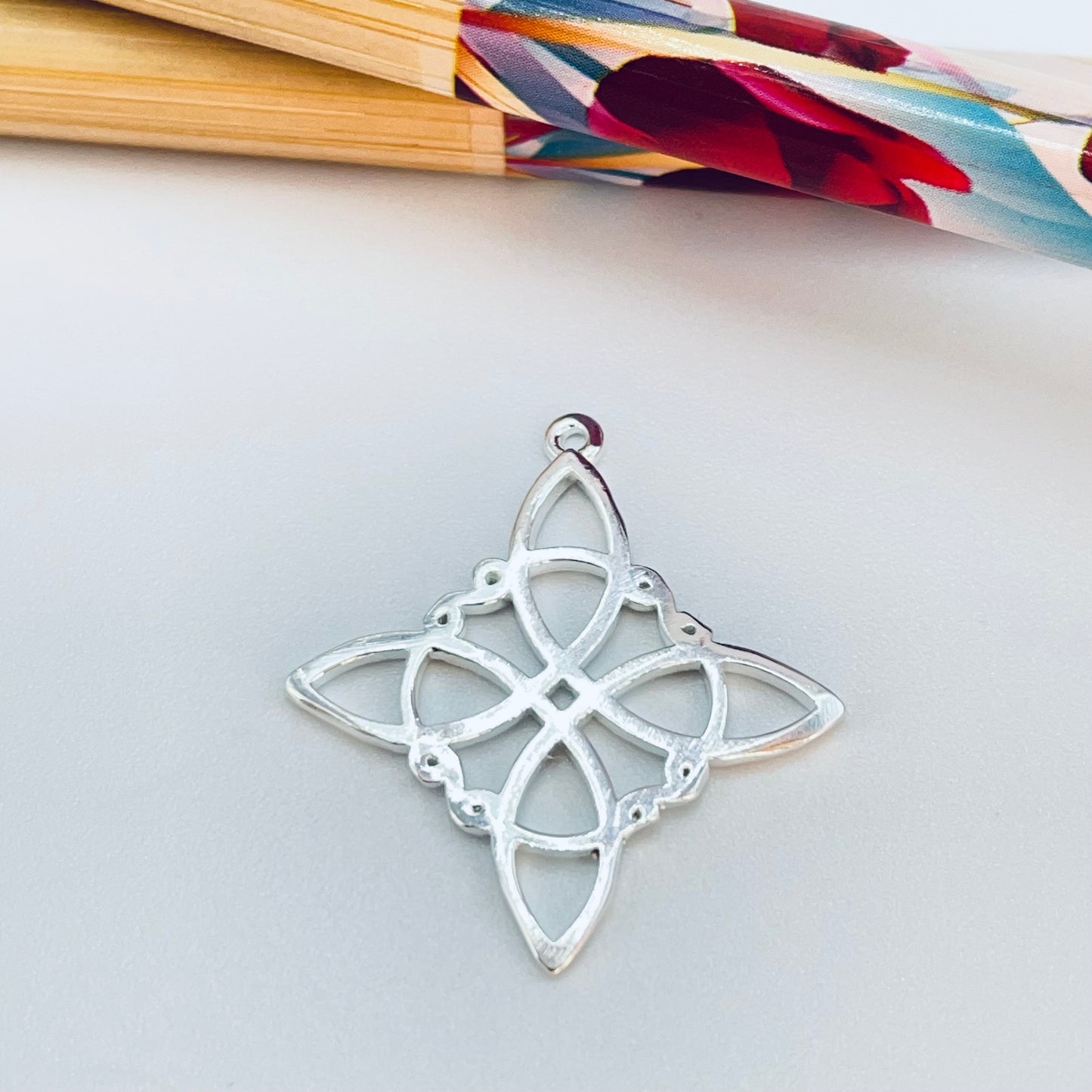 FP1216 Colgante Nudo de Bruja 25 x 25 mm más argollita Espesor 1.1 mm Figura Baño Plata