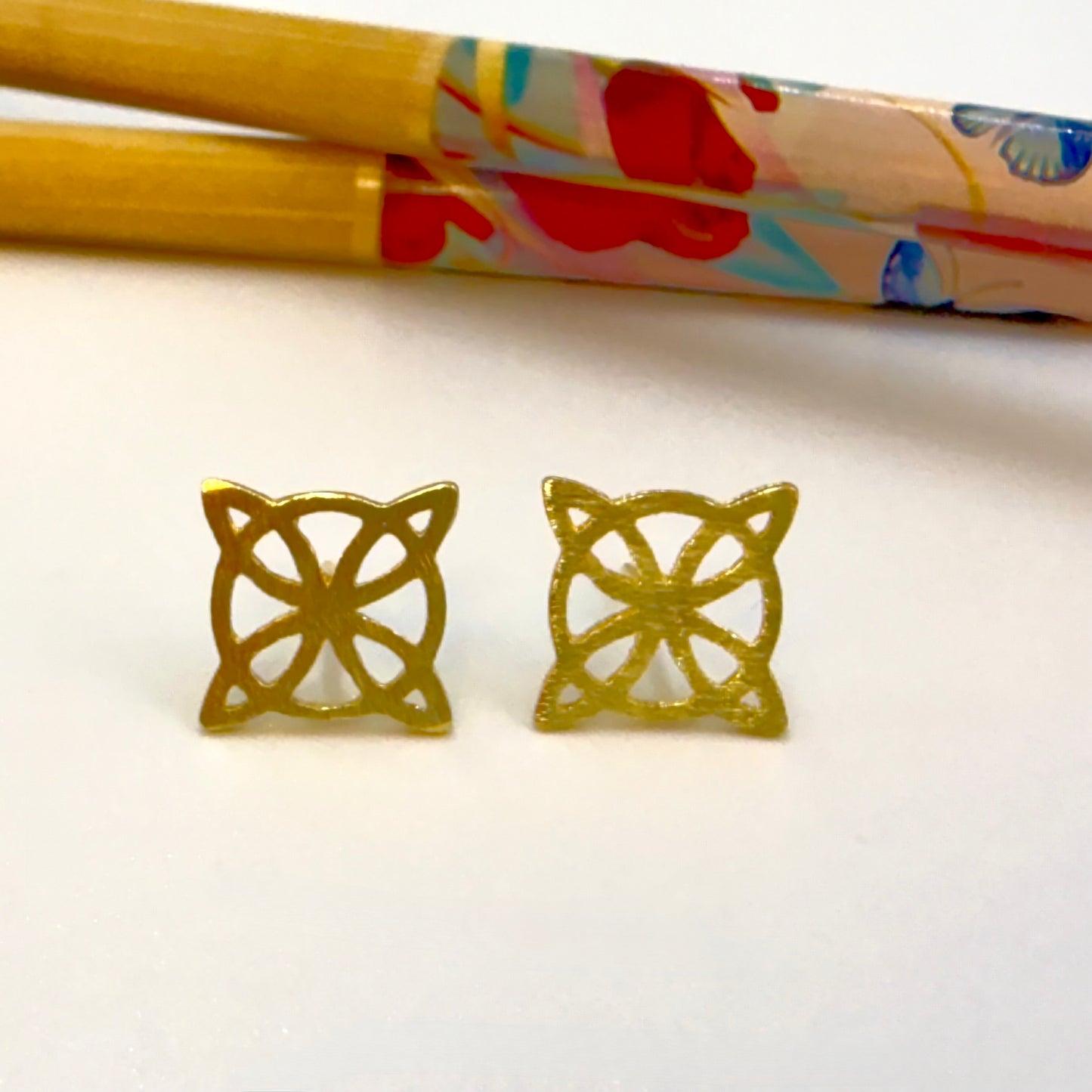 Joyas por Mayor Joyas Bañadas en Oro por Mayor Insumos para Joyas XO561 Aro Nudo de Bruja Lijado 15 x 15 mm Espesor 1 mm Aro Baño Oro