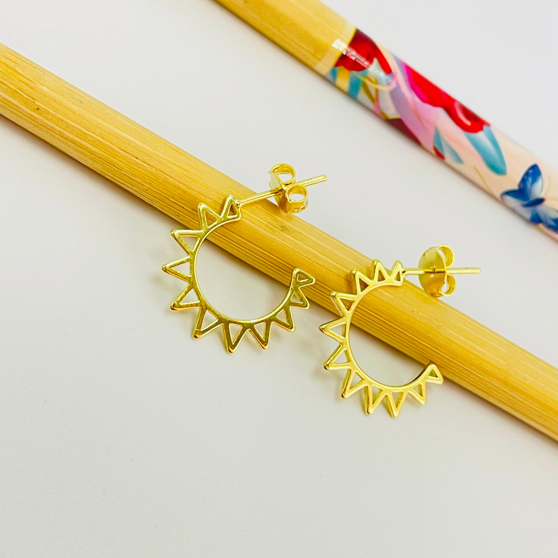 XO396 Aro Argolla Puntas Caladas 20 mm Espesor 1 mm Aro Baño Oro Aros Bañados hecho de Bronce Bañado en Oro 18K Joyas Bañadas en Oro