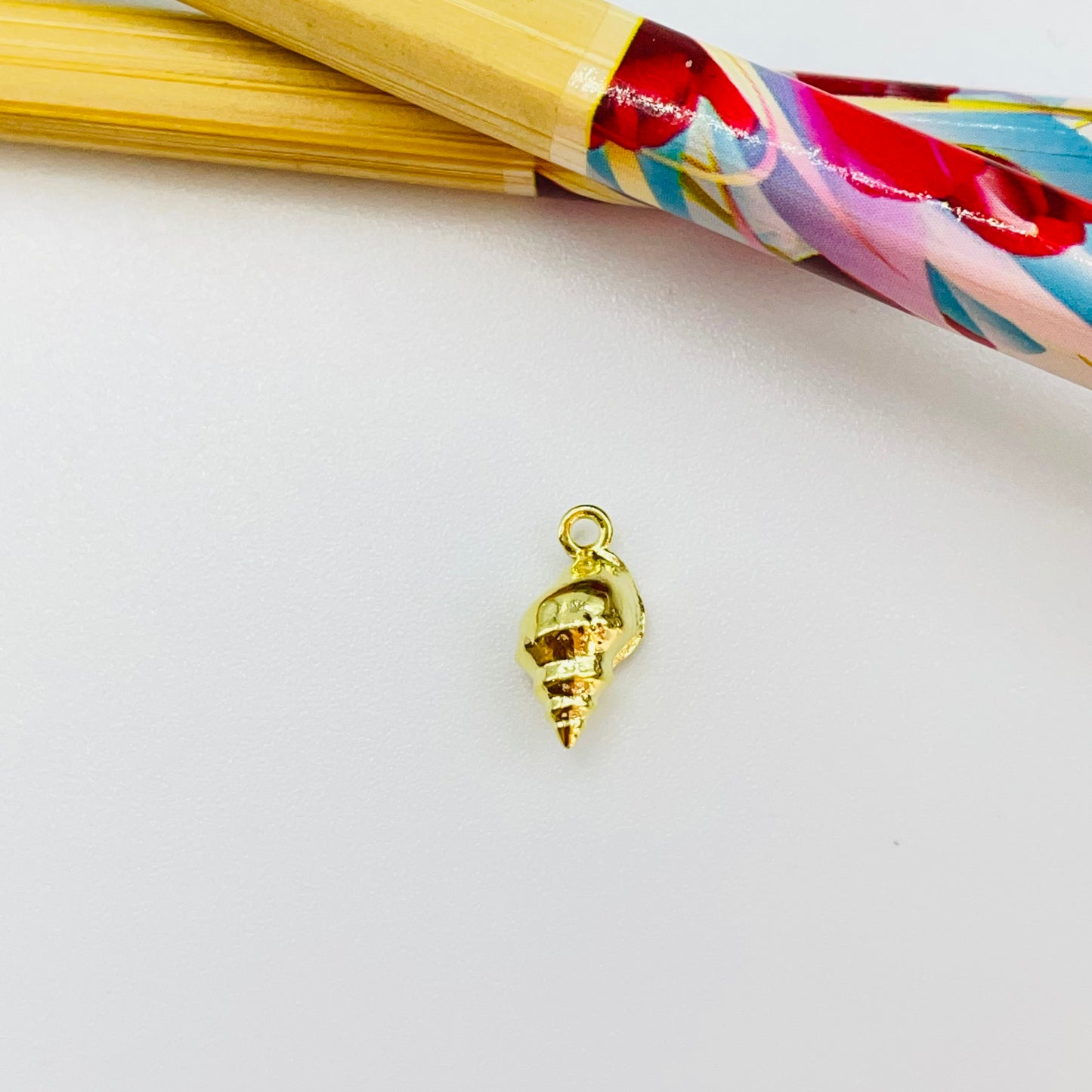 FO846 Colgante Mini Caracol de Mar 12x6 mm incluye argollita Figura Baño Oro Figuras Bañadas en Oro y Plata hecho de Bronce Bañado en Oro 18K Joyas Bañadas en Oro