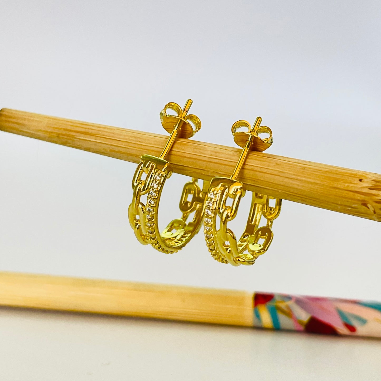 XO263 Aro Argolla Eslabones y argolla de micro circones Diá. 18 mm Ancho 5 mm Aro Baño Oro Aros Bañados hecho de Bronce Bañado en Oro 18K Joyas Bañadas en Oro