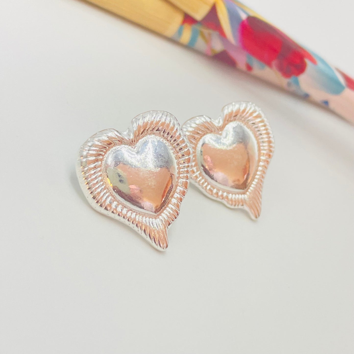 Joyas por Mayor Joyas Bañadas en Plata por Mayor Insumos para Joyas XP477 Aro Corazón irregular borde con rayitas estampadas 20 x 18 mm Espesor 1.2 mm Aro Baño Plata