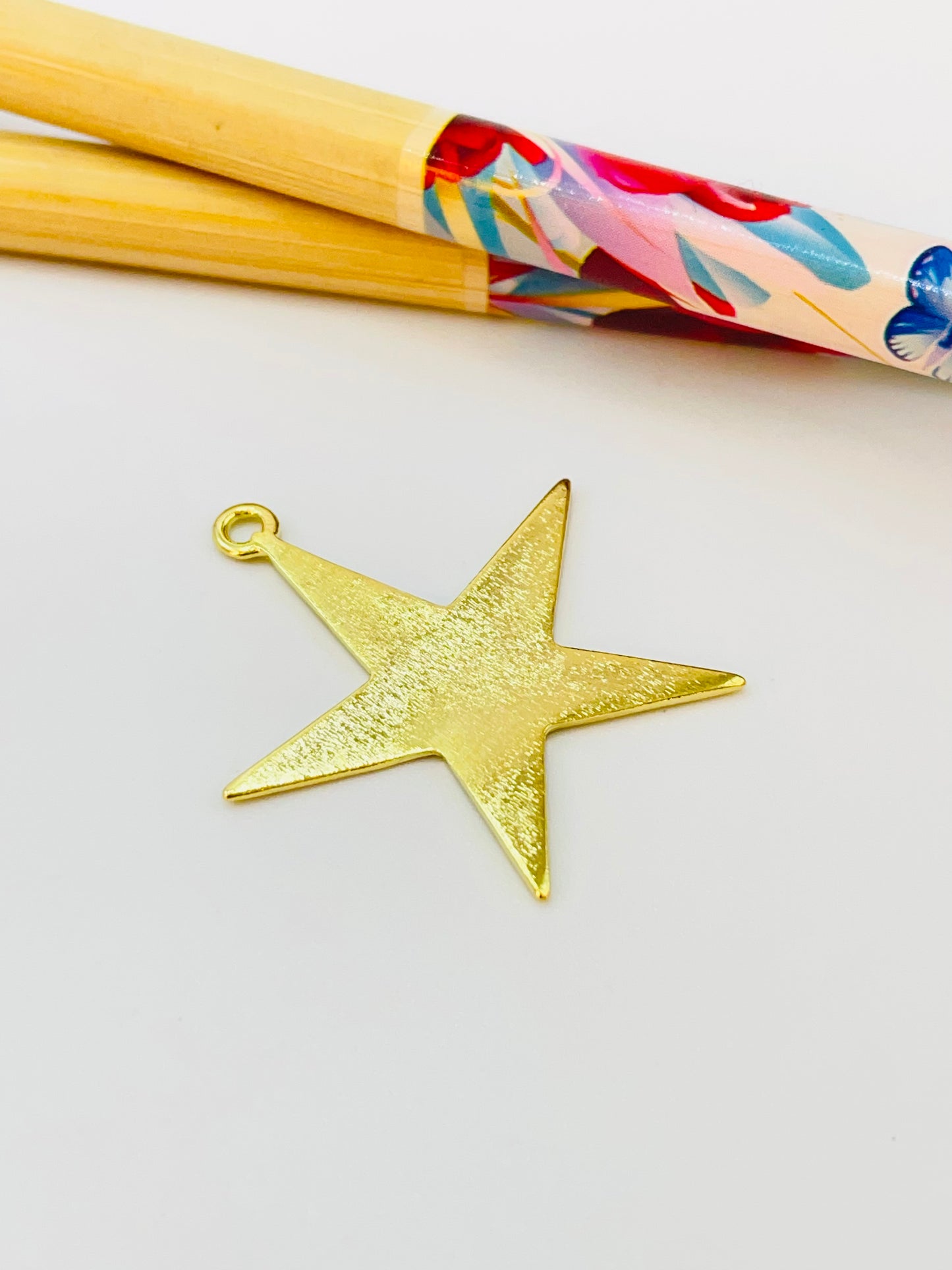 FO1120 Colgante Estrella Irregular Doble Faz Lijada y Martelado 30 x 30 mm más argollita Espesor 1 mm Figura Baño Oro