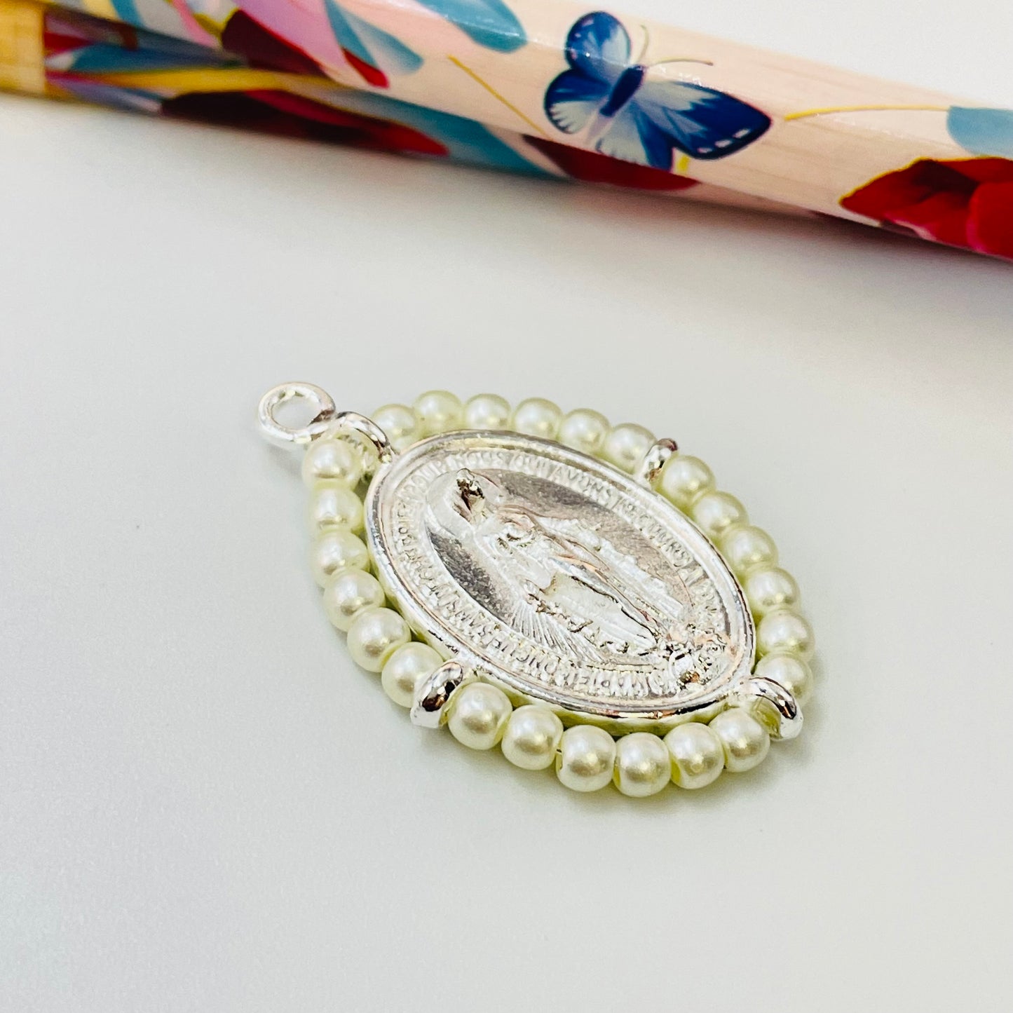 Joyas por Mayor Joyas Bañadas en Plata por Mayor Insumos para Joyas FP1144 Colgante Medalla Virgen de los Milagros con Borde de Perlas 29 x 22 mm más argollita Espesor 2.8 mm Figura Baño Plata