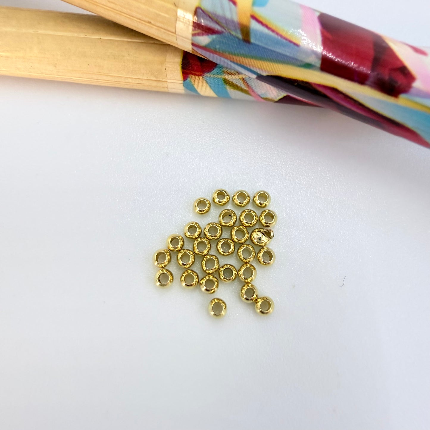 Joyas por Mayor Joyas Bañadas en Oro por Mayor Insumos para Joyas MO52 Bolitas 2 mm Perforación 1 mm Venta por Gramo Accesorio Baño Oro