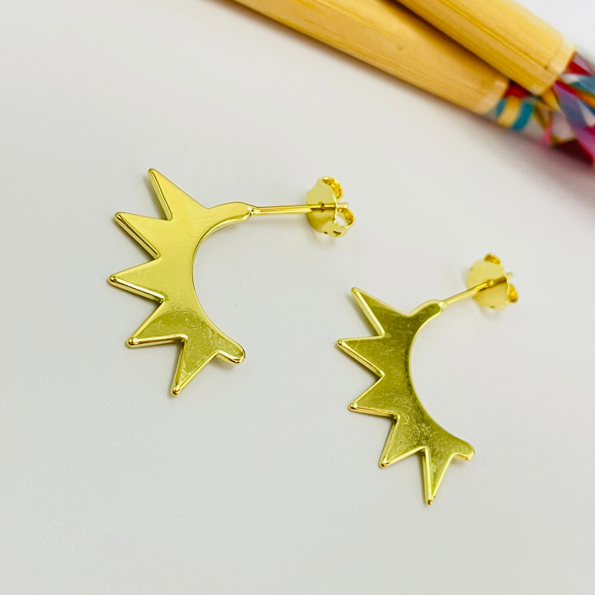 XO398 Aro Media argolla con puntas (spike) 15 x 17 mm Espesor 1 mm Aro Baño Oro Aros Bañados hecho de Bronce Bañado en Oro 18K Joyas Bañadas en Oro