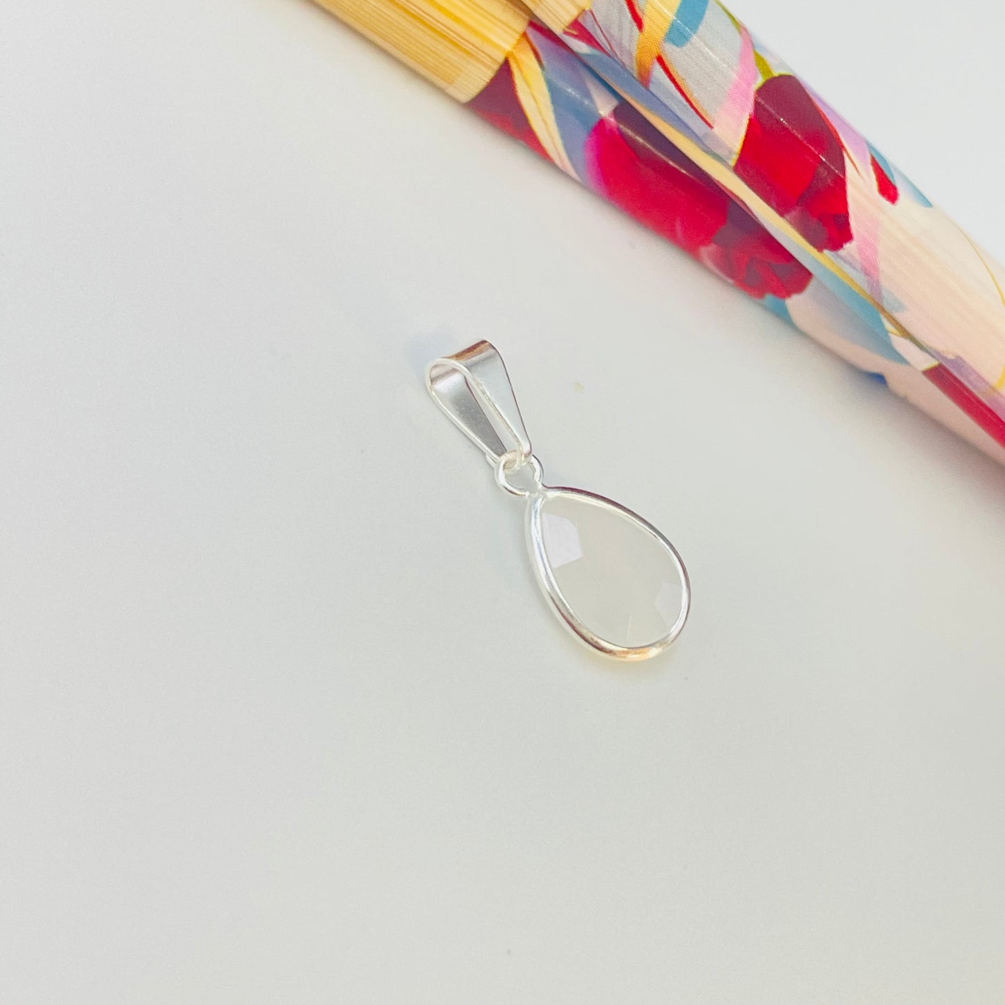 Joyas por Mayor Joyas Bañadas en Plata por Mayor Insumos para Joyas FP1162 Colgante Gota Cristal Color con borde 10 x 8 mm más argollita y valier de 7 mm Espesor 3.2 mm Figura Baño Plata