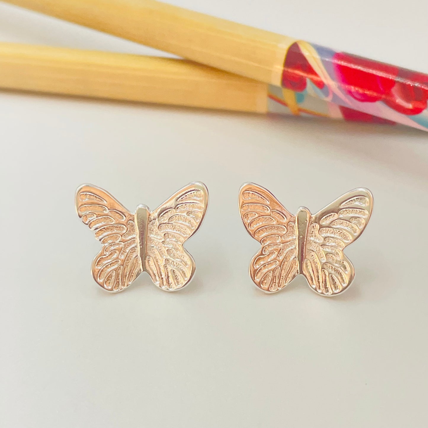 Joyas por Mayor Joyas Bañadas en Plata por Mayor Insumos para Joyas XP472 Aro Mariposa frontal levemente cóncava alitas con rayitas en relieve 18 x 21 mm Espesor 1.2 mm Aro Baño Plata