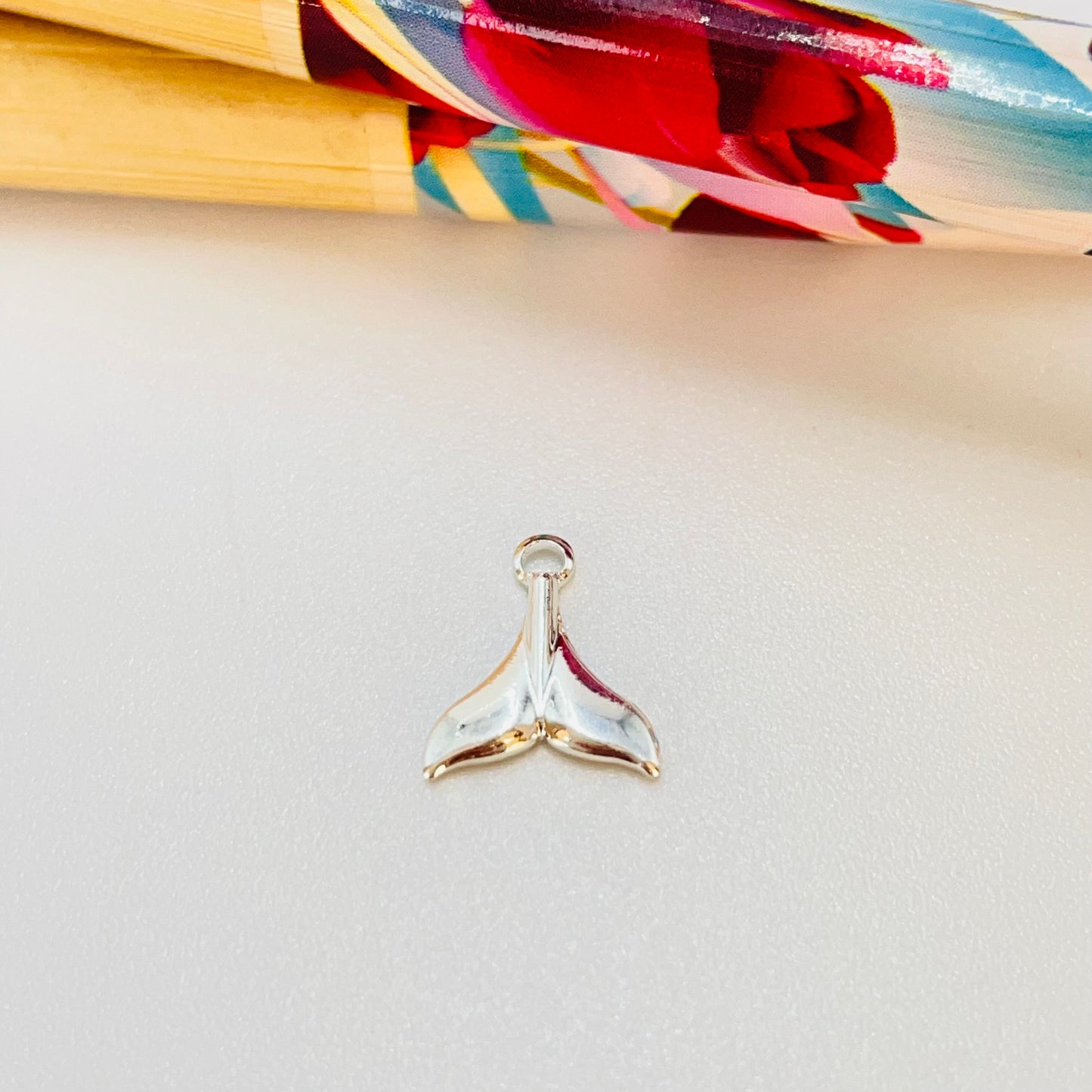 FP1187 Colgante Mini Colita de Sirena 8 x 8 mm más argollita Espesor 0.8 mm Figura Baño Plata