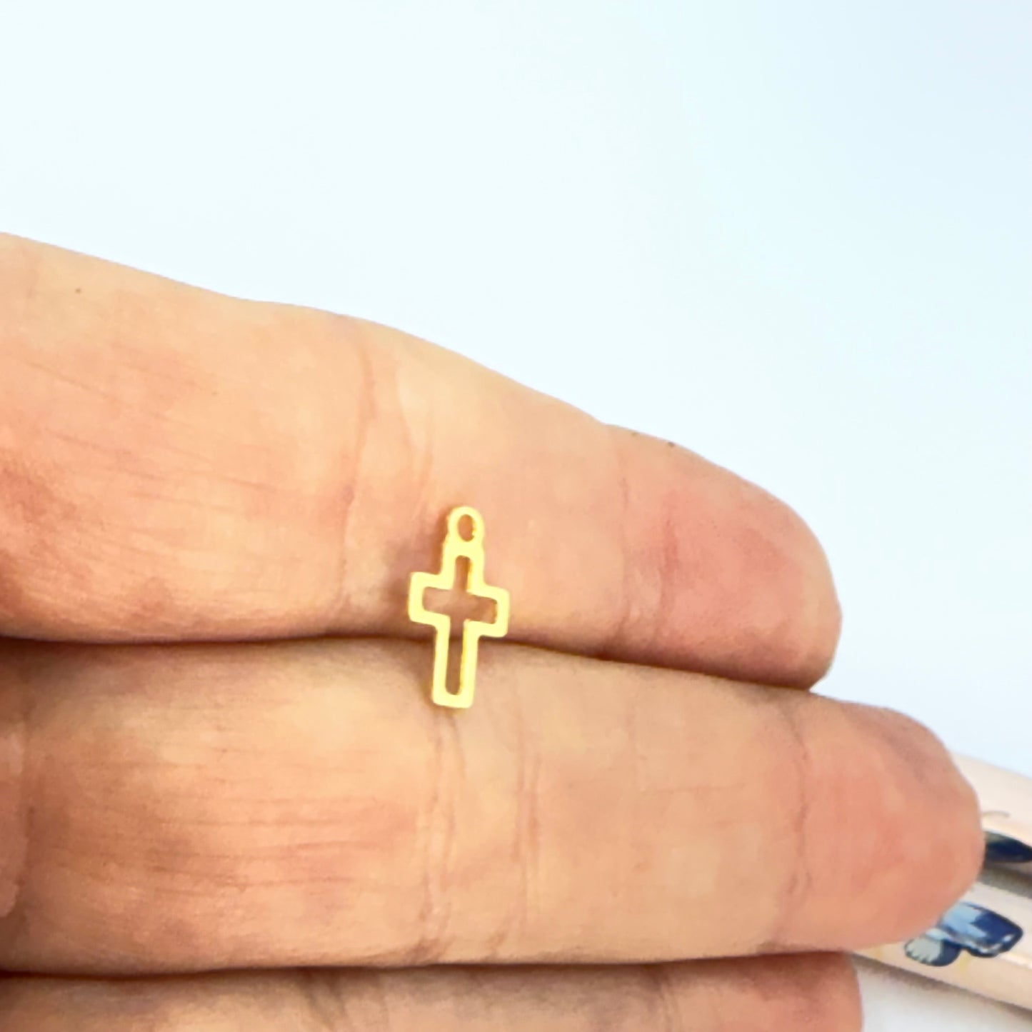 FO955 Colgante Mini Cruz Calada 9x7 mm más argollita Figura Baño Oro Figuras Bañadas hecho de Bronce Bañado en Oro 18K Joyas Bañadas en Oro