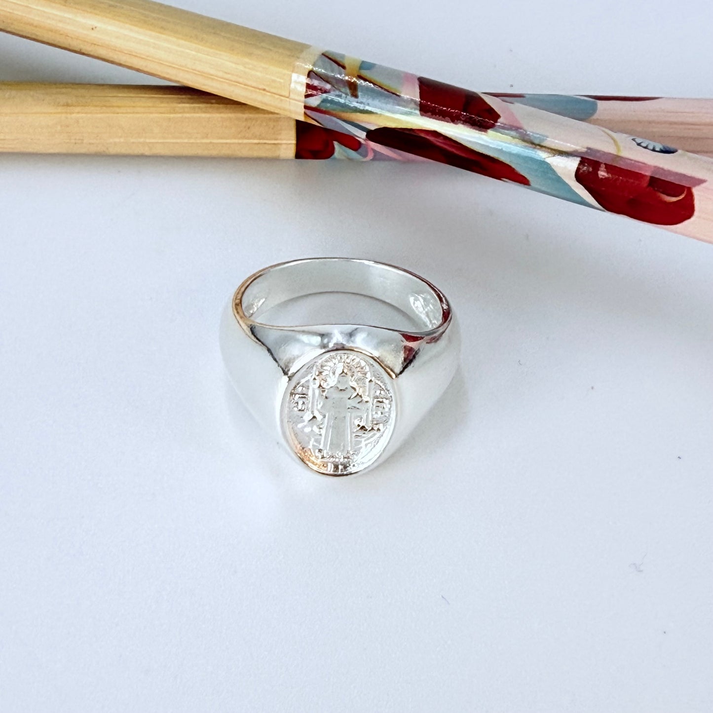 WP77 Anillo Tipo Chevalier San Benito Esfera Ovalada 15 x 11 mm Ancho argolla 3 mm Anillo Baño Plata