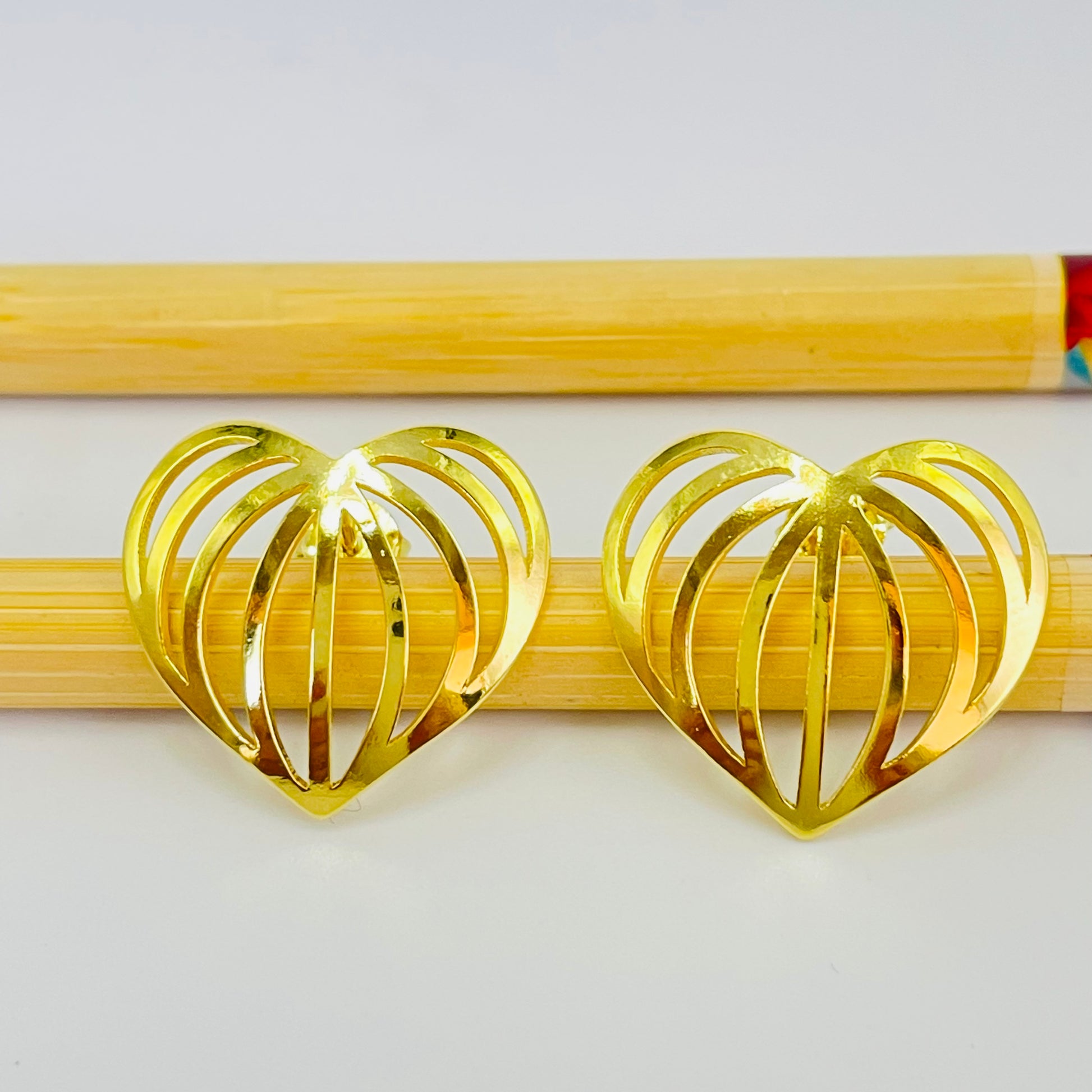 XO404 Aro Corazón Calado Abombado 20 x 22 mm Espesor 1 mm Aro Baño Oro Aros Bañados hecho de Bronce Bañado en Oro 18K Joyas Bañadas en Oro