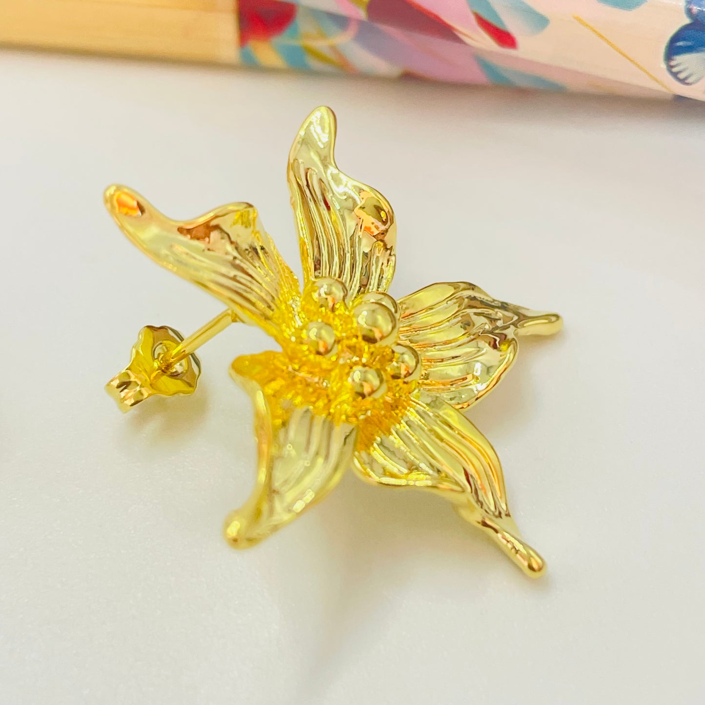 Joyas por Mayor Joyas Bañadas en Oro por Mayor Insumos para Joyas XO469 Aro Flor Pétalos en punta con rayitas centro bolitas 30 mm Espesor 1.8 mm Aro Baño Oro