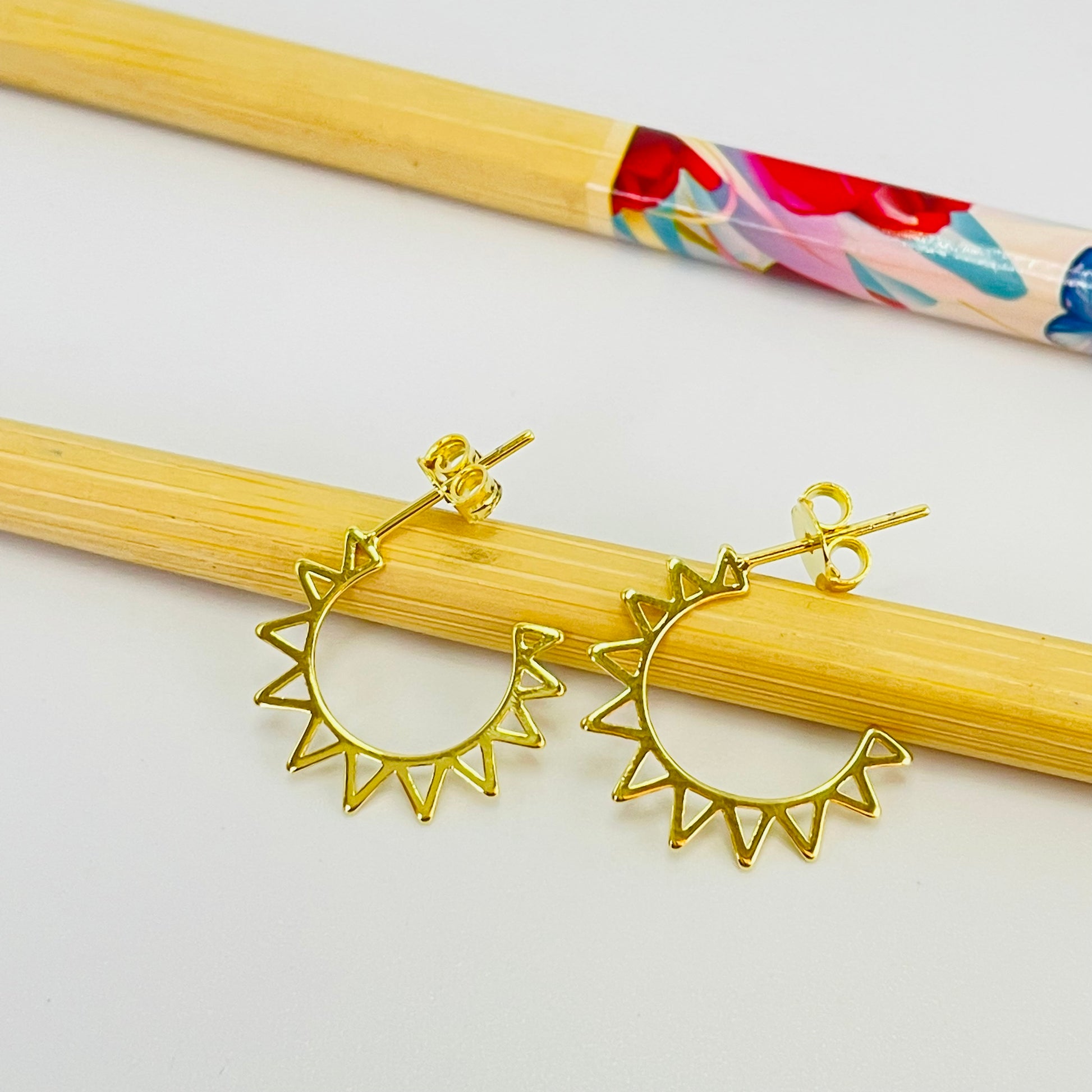 XO396 Aro Argolla Puntas Caladas 20 mm Espesor 1 mm Aro Baño Oro Aros Bañados hecho de Bronce Bañado en Oro 18K Joyas Bañadas en Oro