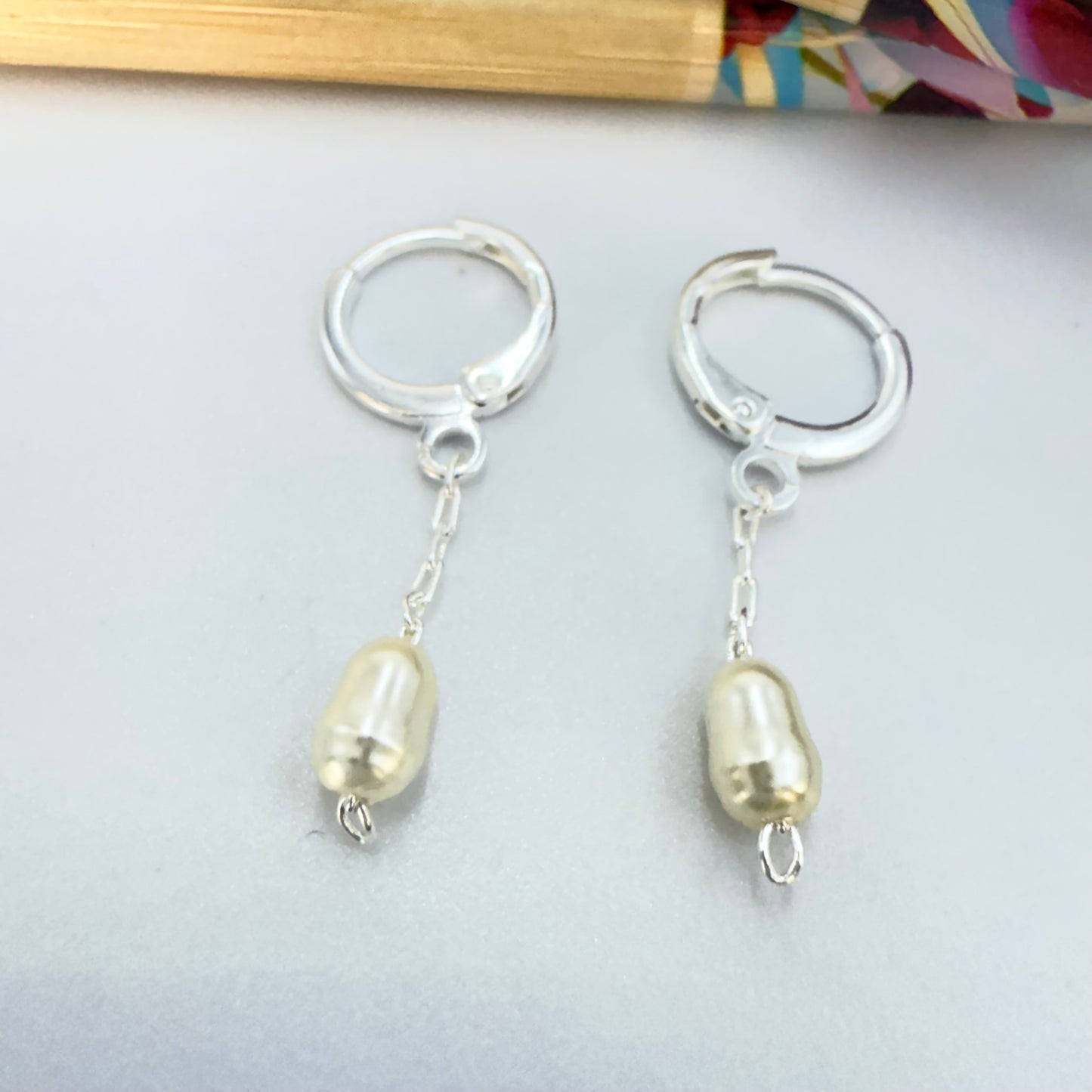 Joyas por Mayor Joyas Bañadas en Plata por Mayor Insumos para Joyas XP562 Aro Argolla con Perla tipo Río de 7x5 mm Largo Total 30 mm Largo cadena 18 mm Aro Baño Plata