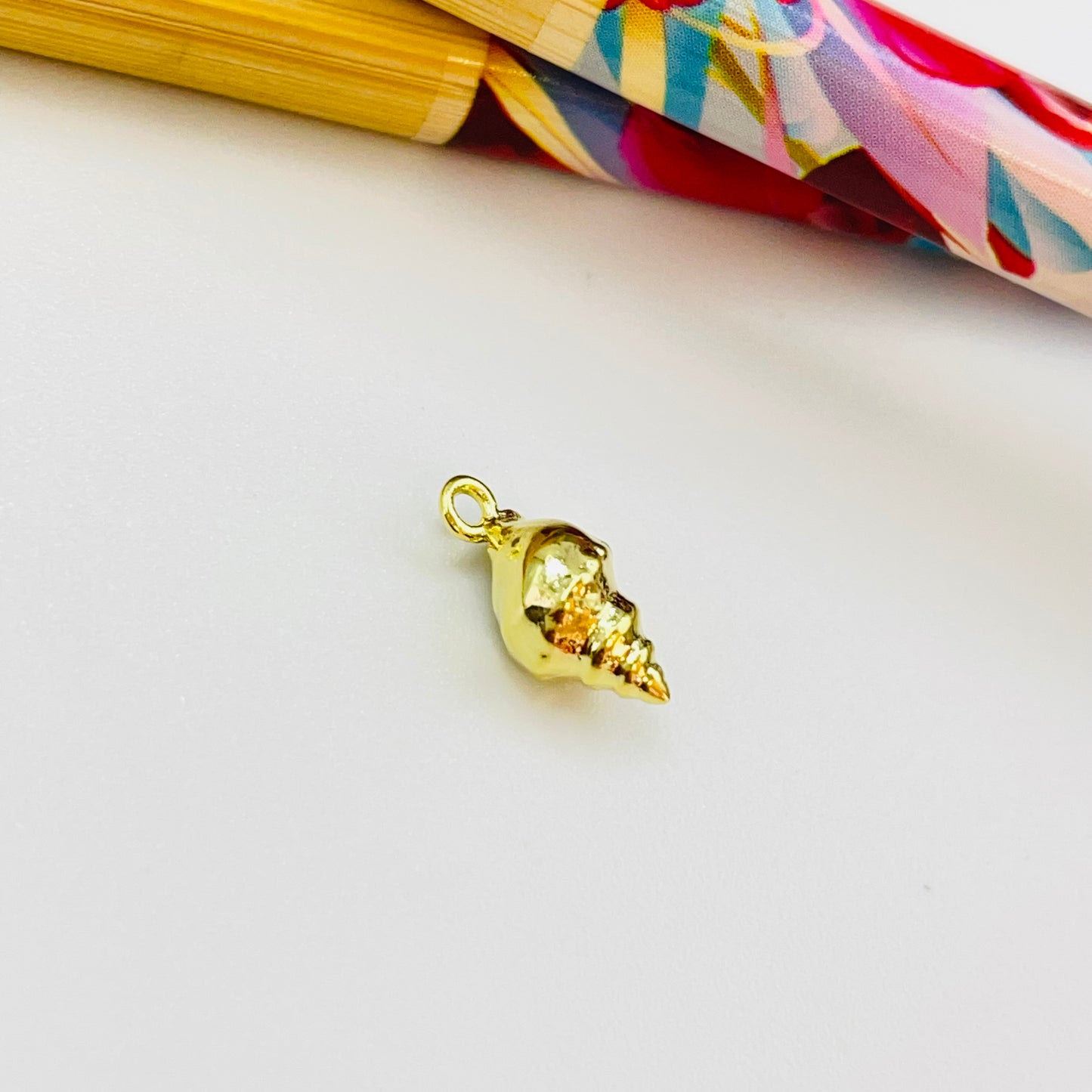 FO846 Colgante Mini Caracol de Mar 12x6 mm incluye argollita Figura Baño Oro