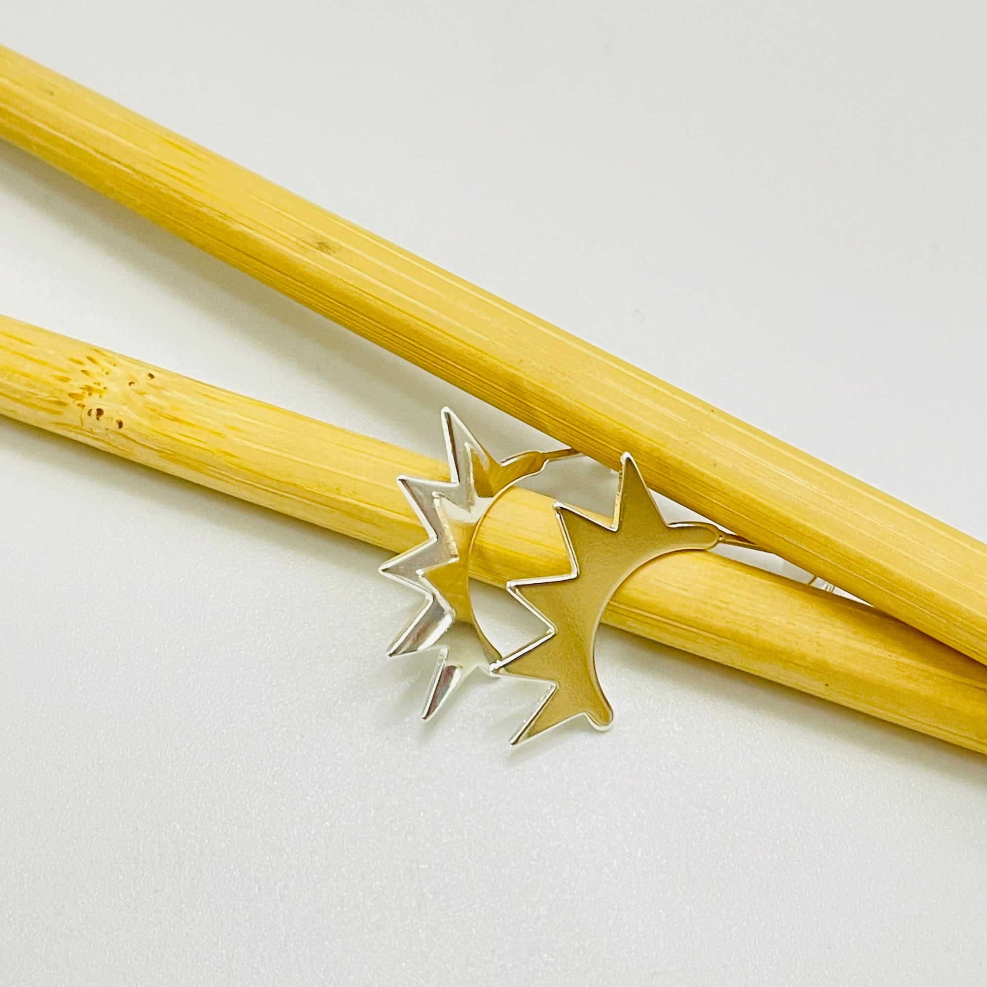 XP398 Aro Media argolla con puntas (spike) 15 x 17 mm Espesor 1 mm Aro Baño Plata Aros Bañados hecho de Bronce Bañado en Plata 50 ml Joyas Bañadas en Plata