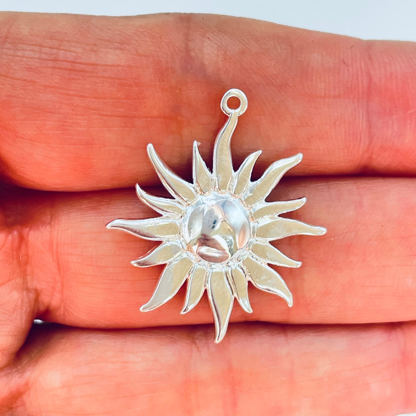 FP1215 Colgante Sol 25 x 25 mm más argollita Espesor 1.1 mm Figura Baño Plata