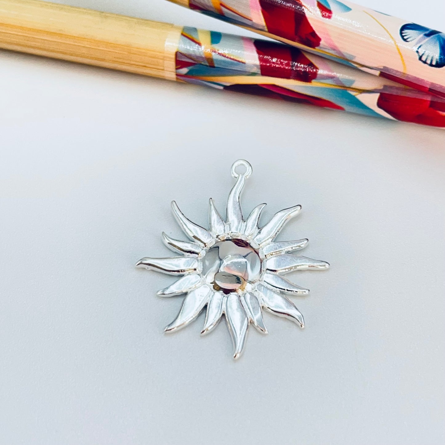 FP1215 Colgante Sol 25 x 25 mm más argollita Espesor 1.1 mm Figura Baño Plata