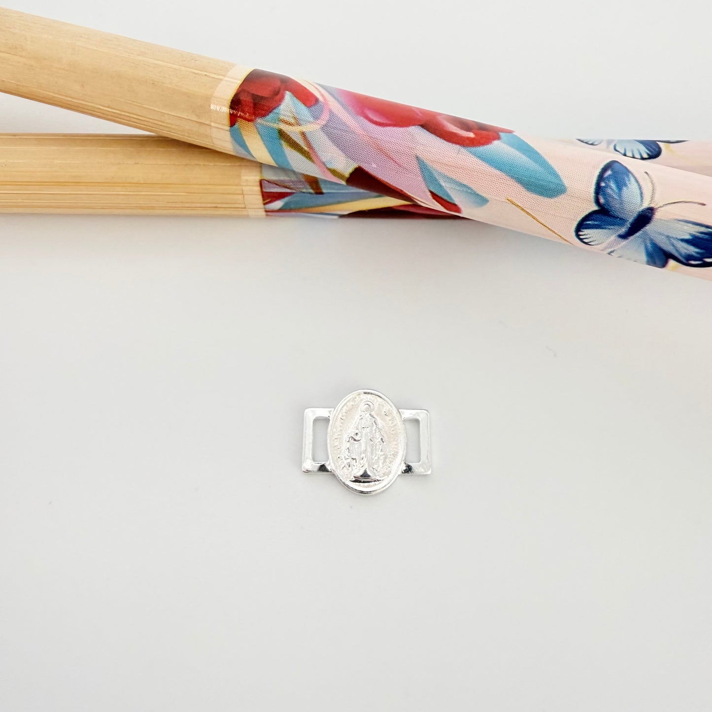 FP1251 Eslabón para pulsera Virgen de los Milagros doble faz 10 x 6.5 mm más corchetes 5 x 2.5 mm Espesor 1 mm Figura Baño Plata