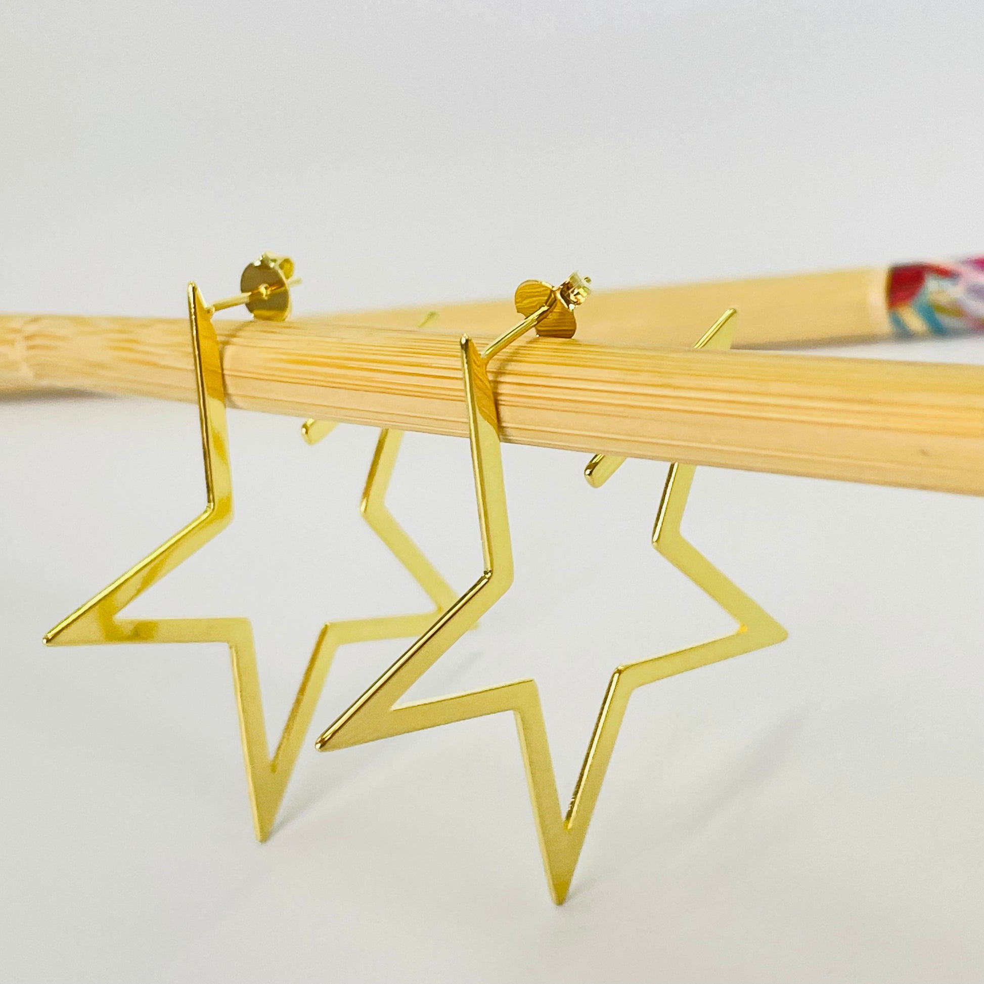 XO400 Aro Estrella tipo Argolla L 47 x 47 mm Espesor 1 mm Aro Baño Oro Aros Bañados hecho de Bronce Bañado en Oro 18K Joyas Bañadas en Oro