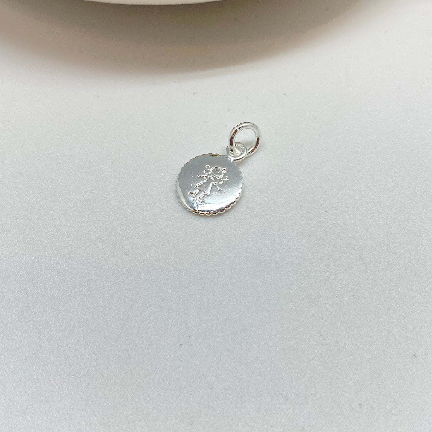 Joyas por Mayor Joyas Bañadas en Plata por Mayor Insumos para Joyas FP1237 Colgante Medalla Niñita Estampada Diá. 10 mm con argollita de 5 mm Espesor 1.2 mm Borde acanalado Figura Baño Plata