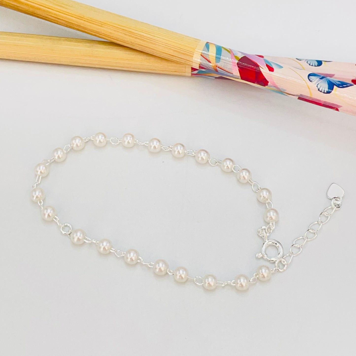 Joyas por Mayor Joyas Bañadas en Plata por Mayor Insumos para Joyas PP26 Pulsera Perlas diá. 4 mm y cadena Largo 17.5 mm más extensor de 3 cm con terminal mini corazón Pulsera Baño Plata