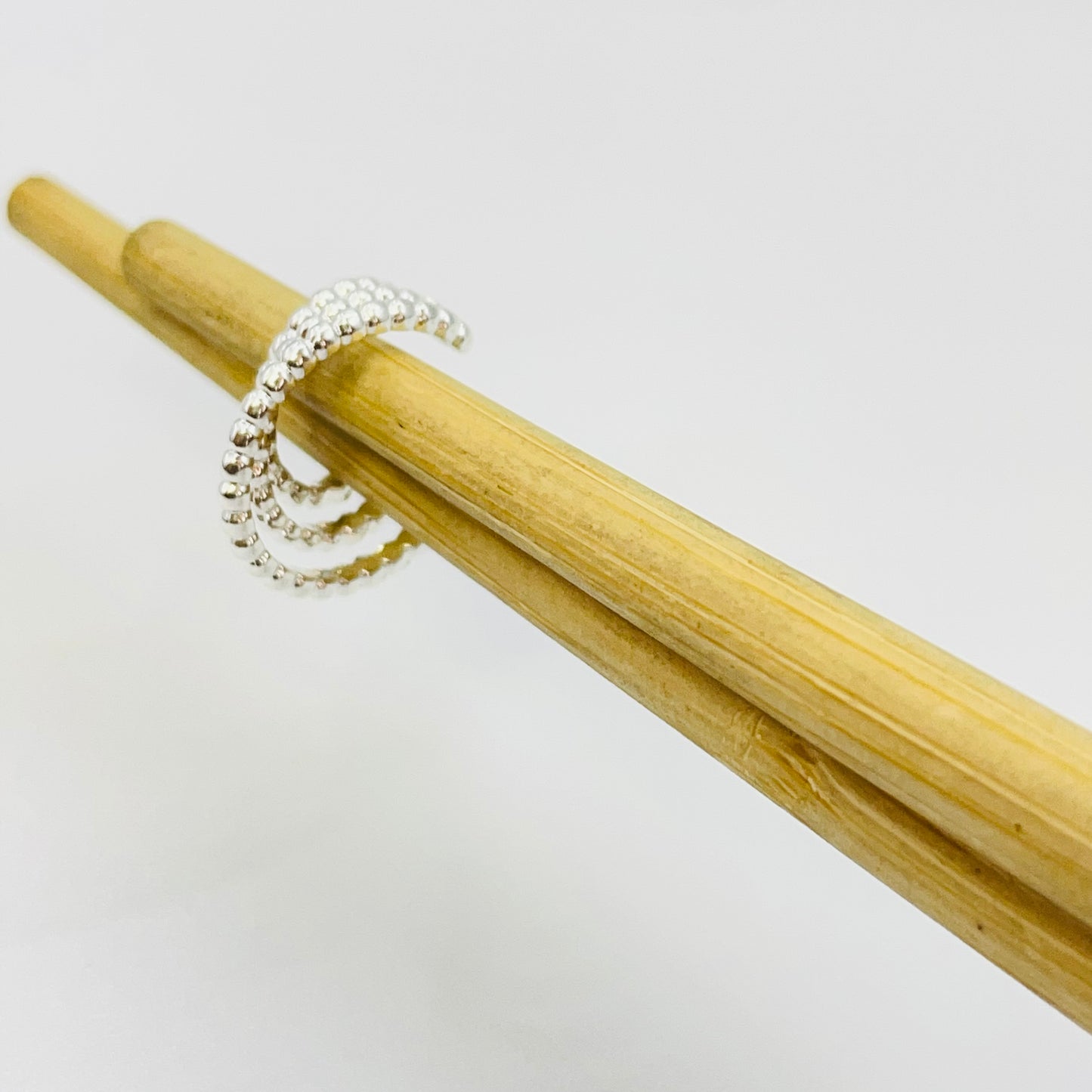 XP548 Cuff 3 argollas unidas 15 13 y 11 mm bolitas 1.8 mm Ancho total 7.5 mm Aro Baño Plata