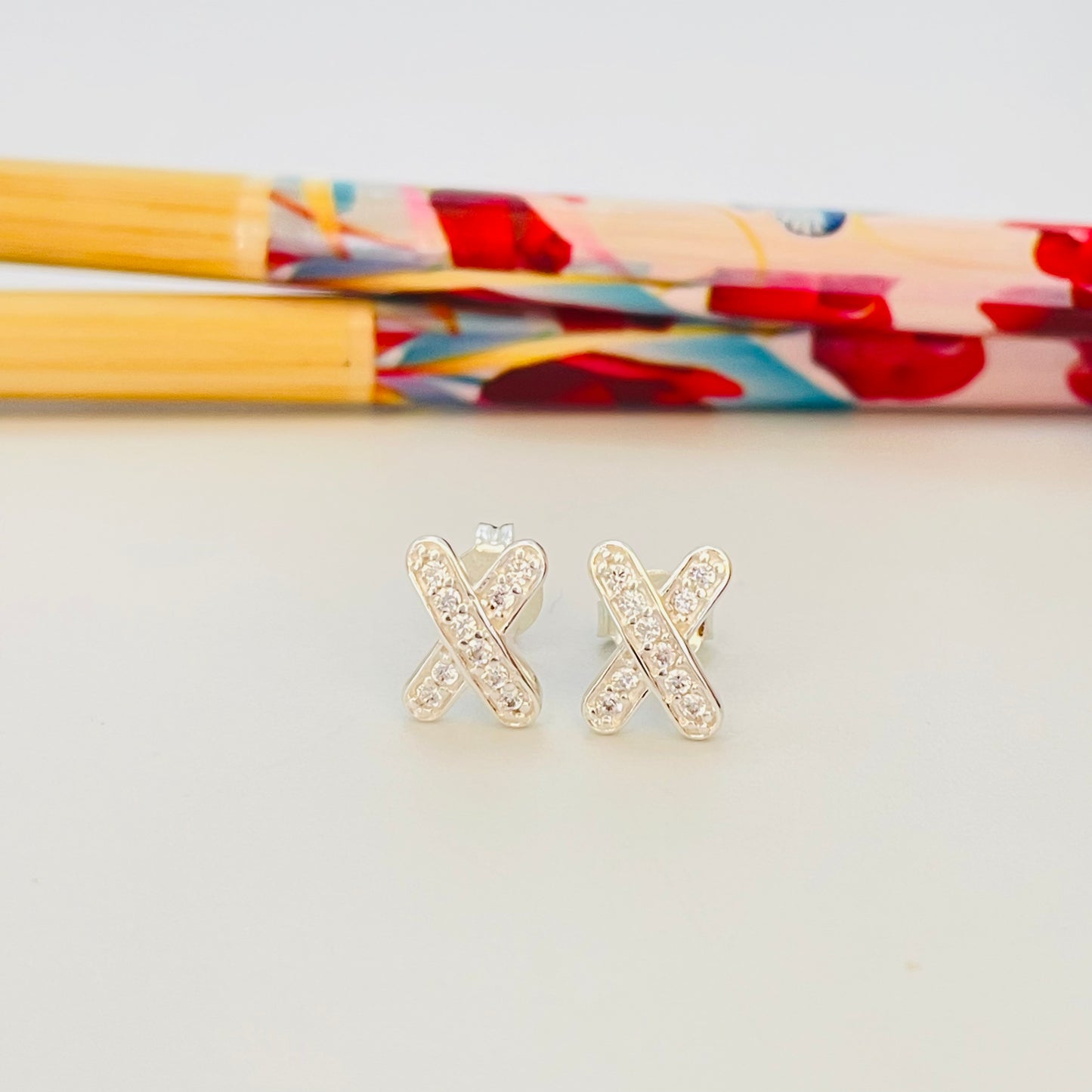 XP406 Aro en Cruz con circones 10 x 7 mm espesor 2 mm Aro Baño Plata Aros Bañados hecho de Bronce Bañado en Plata 50 ml Joyas Bañadas en Plata