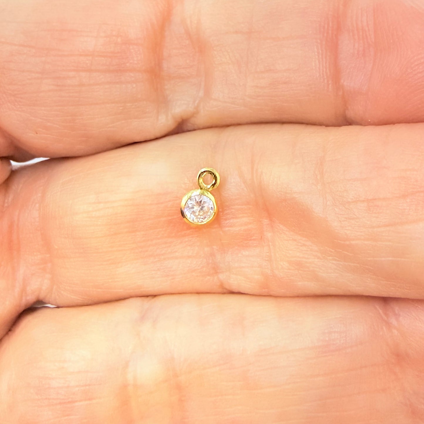 FO385 Punto Luz c Argolla plana 4 mm Figura Baño Oro Figuras Bañadas en Oro y Plata hecho de Bronce Bañado en Oro 18K Joyas Bañadas en Oro