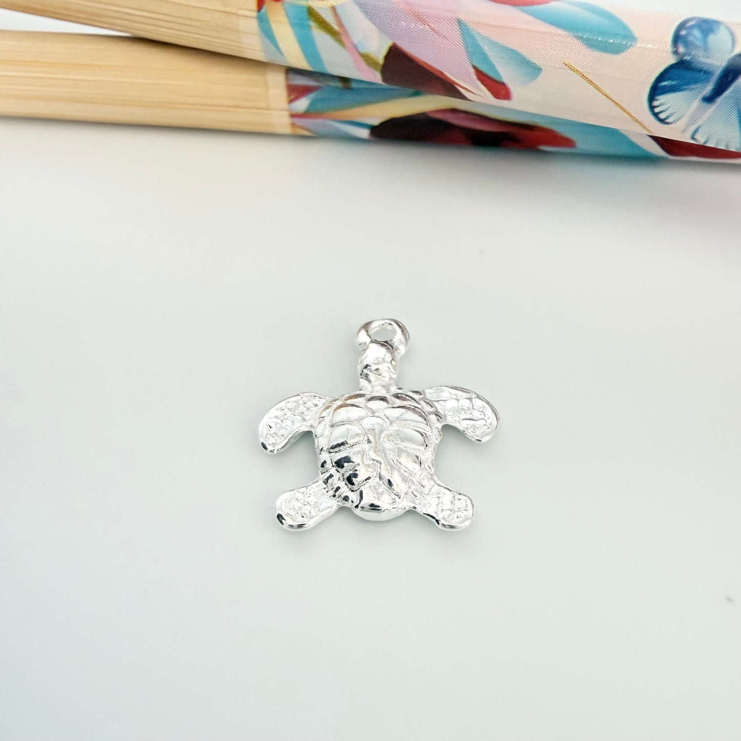 Joyas por Mayor Joyas Bañadas en Plata por Mayor Insumos para Joyas FP1272 Colgante Tortuga Marina 12 x 15 más argollita Espesor 1.2 mm Figura Baño Plata