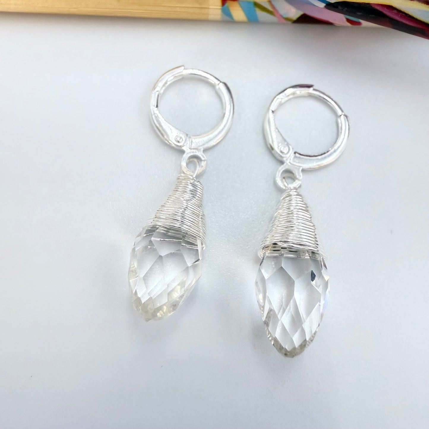 Joyas por Mayor Joyas Bañadas en Plata por Mayor Insumos para Joyas XP563 Aro Argolla Cristal Facetado Embarrilado Largo Total 34 mm Ancho 9 mm Largo Cristal 18 mm Aro Baño Plata