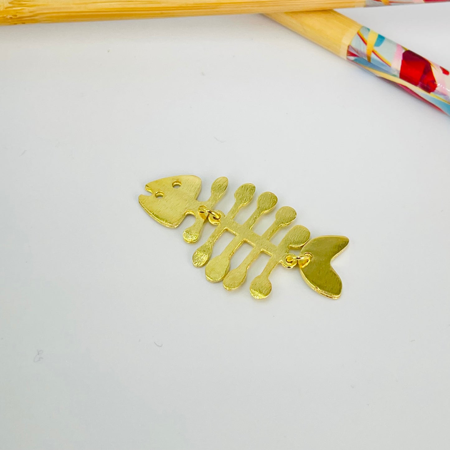 FO1249 Colgante Espina de Pez articulada Lijado 40 x 20 mm con perforación Espesor 1 mm Figura Baño Oro