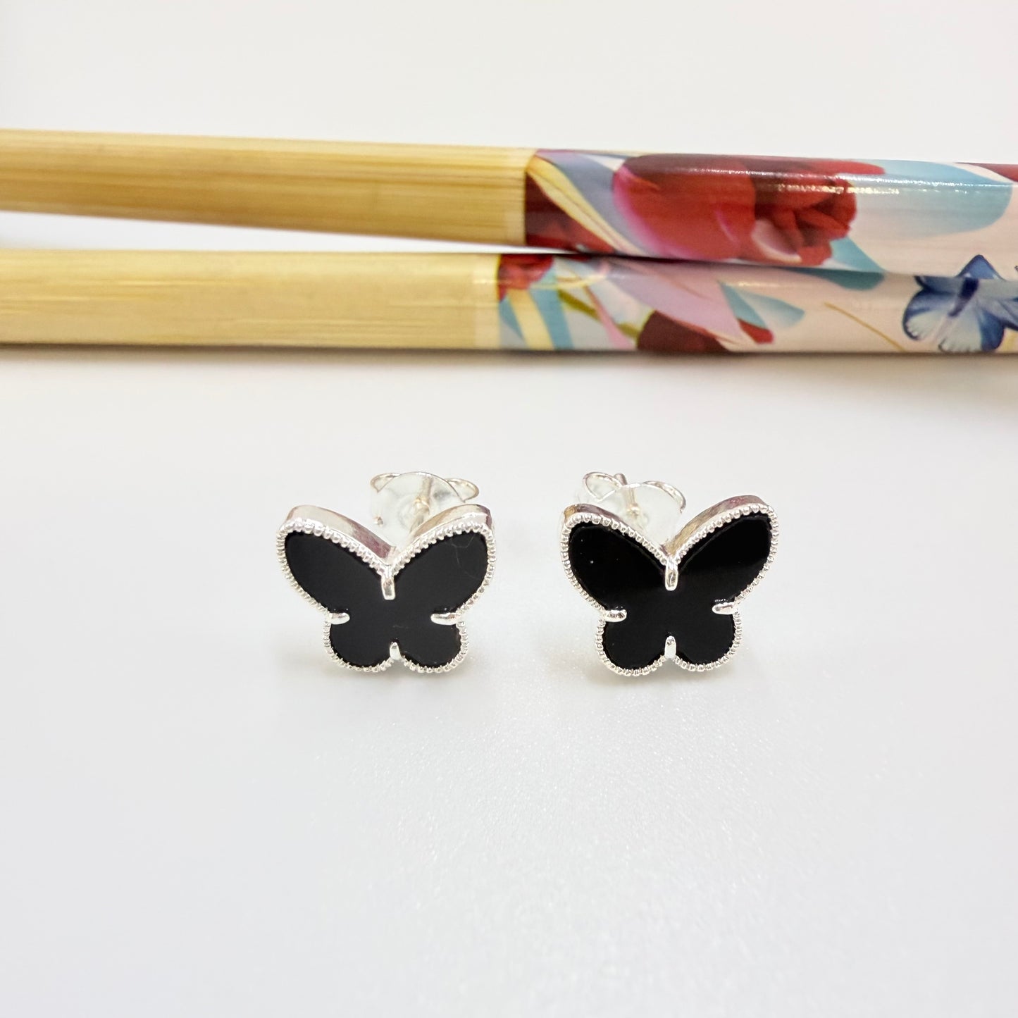 Joyas por Mayor Joyas Bañadas en Plata por Mayor Insumos para Joyas XP565 Aro Mariposa Borde Rutilado Acrílico Negro 11 x 9 mm Espesor 2 mm Aro Baño Plata