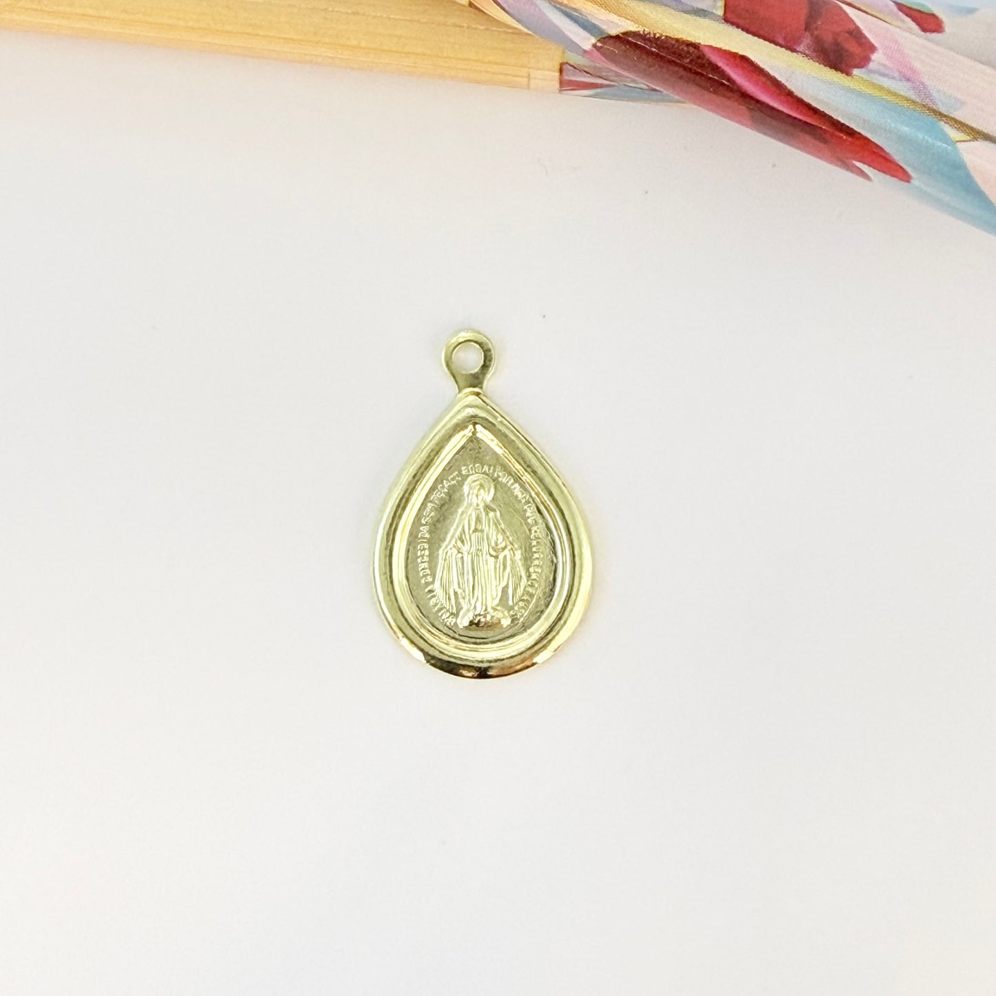 FO1285 Colgante Gota Virgen de los Milagros doble faz 15 x 7 mm más argollita Espesor 1 mm Figura Baño Oro