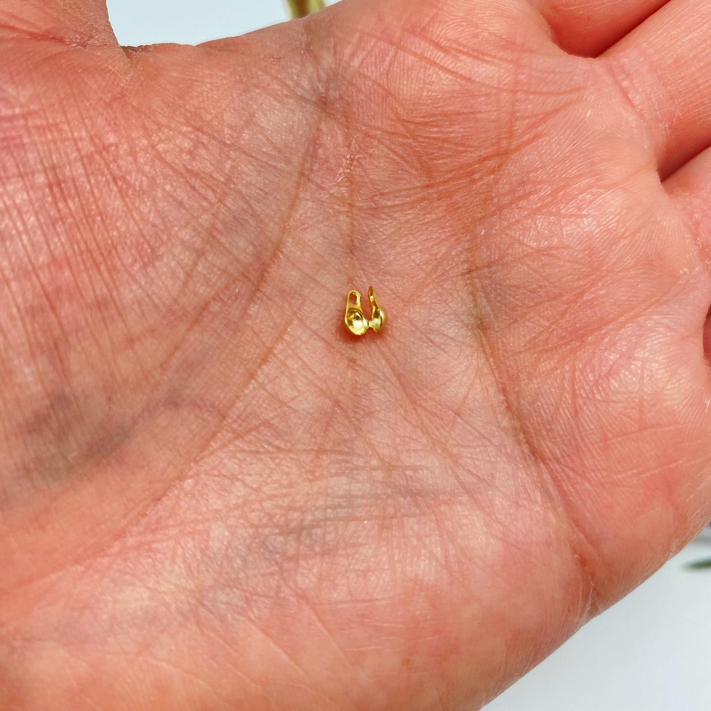Joyas por Mayor Joyas Bañadas en Oro por Mayor Insumos para Joyas AO150 Terminal Tapa Nudo Diá. 2.5 mm más argollita Perforación 1 mm Accesorio Baño Oro