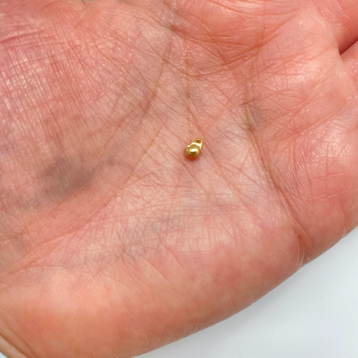 Joyas por Mayor Joyas Bañadas en Oro por Mayor Insumos para Joyas AO150 Terminal Tapa Nudo Diá. 2.5 mm más argollita Perforación 1 mm Accesorio Baño Oro