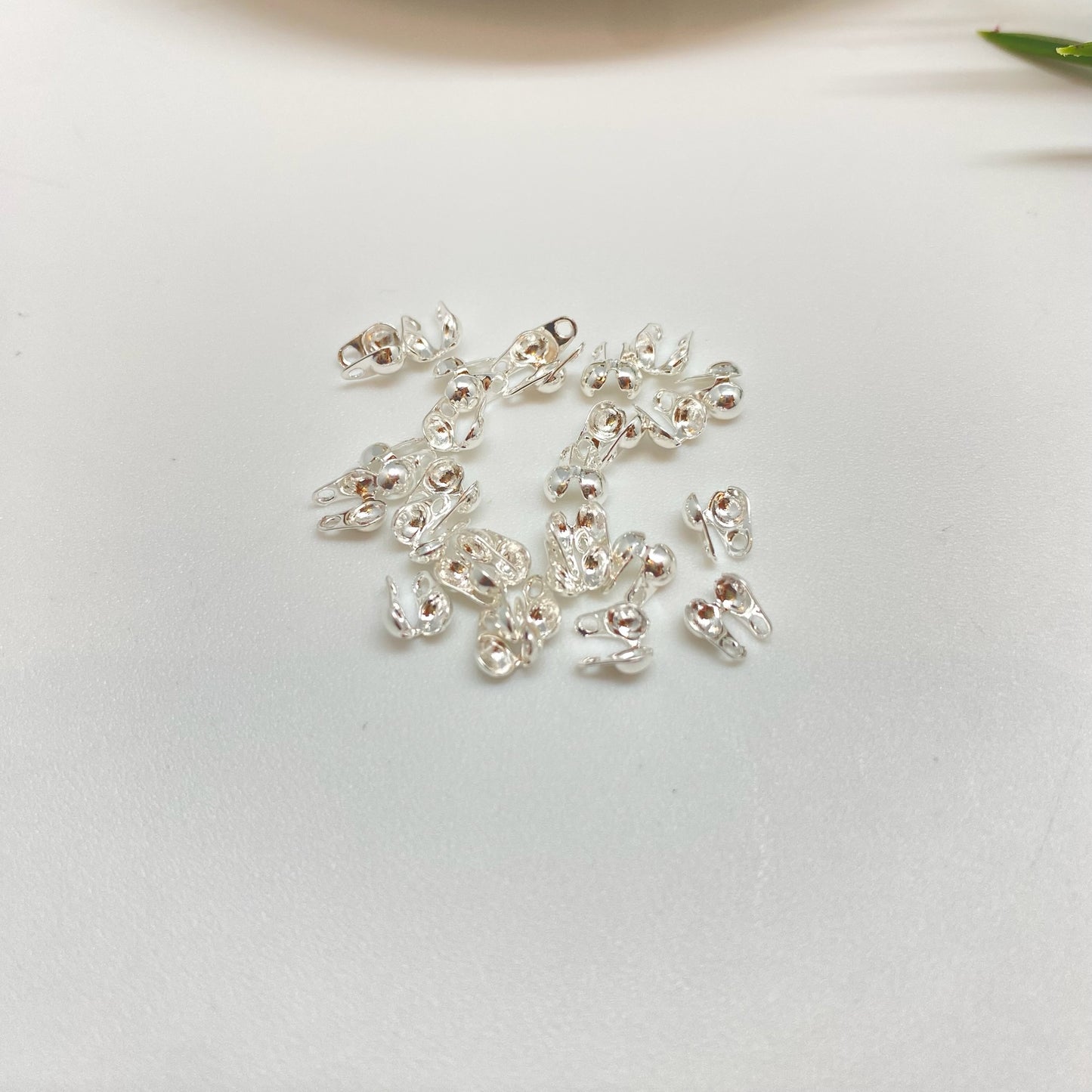 Joyas por Mayor Joyas Bañadas en Plata por Mayor Insumos para Joyas AP150 Terminal Tapa Nudo Diá. 2.5 mm más argollita Perforación 1 mm Accesorio Baño Plata
