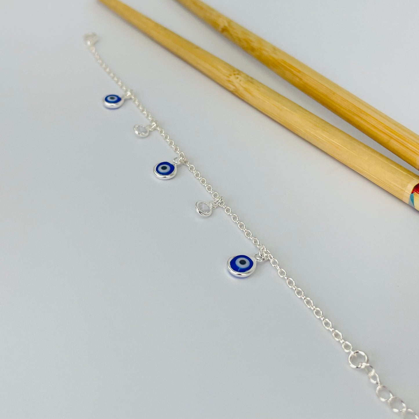 PP38 Pulsera Ojos Griegos diá. 6 mm y Puntos de Luz diá. 5 mm Cadena Candado Eslabón 2 mm Largo 16 cm más Extensor 5 cm Pulsera Baño Plata