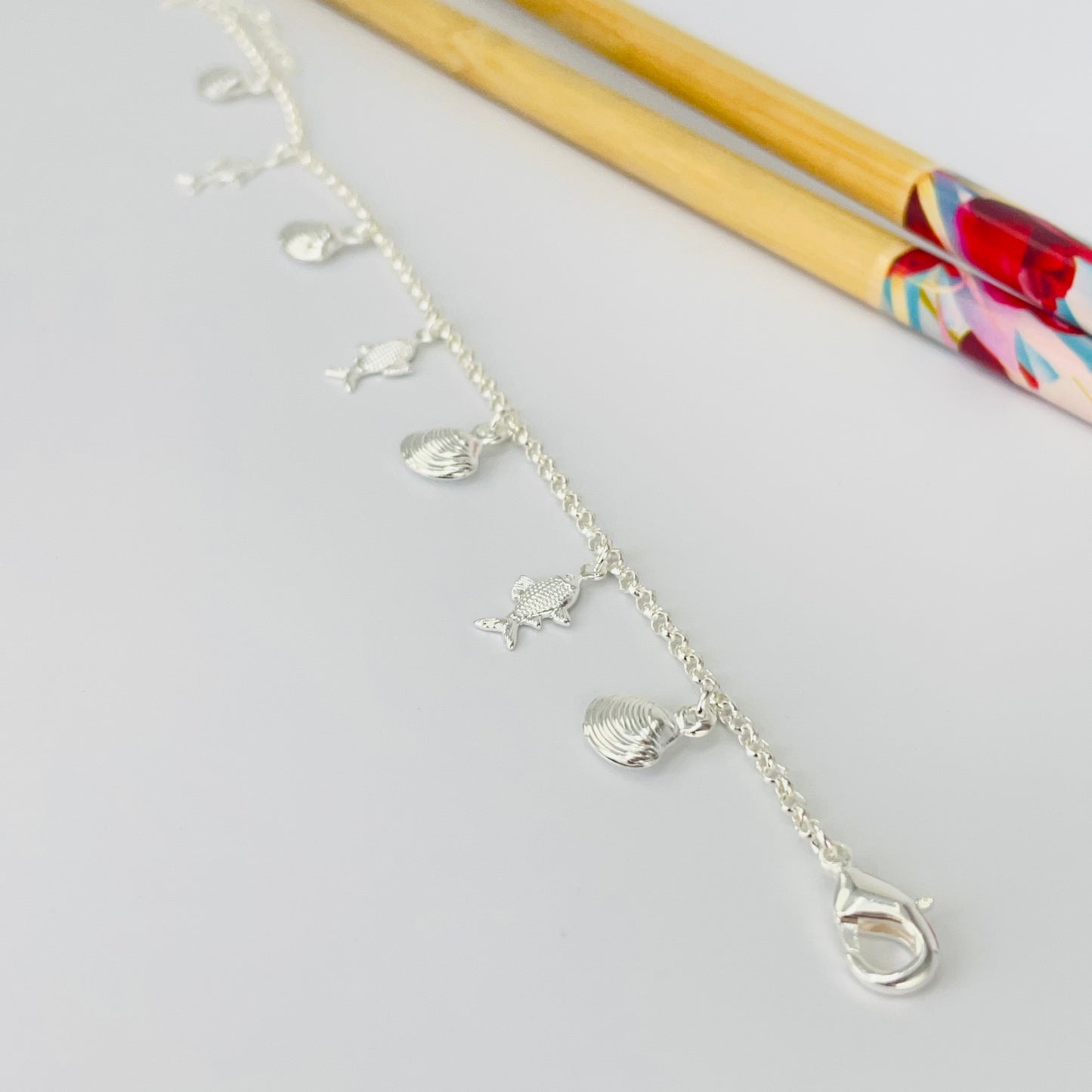 PP37 Pulsera Mar Conchitas y Peces 8 mm Cadena Rolo Eslabón 2 mm Largo 16 cm más Extensor 5 cm Pulsera Baño Plata