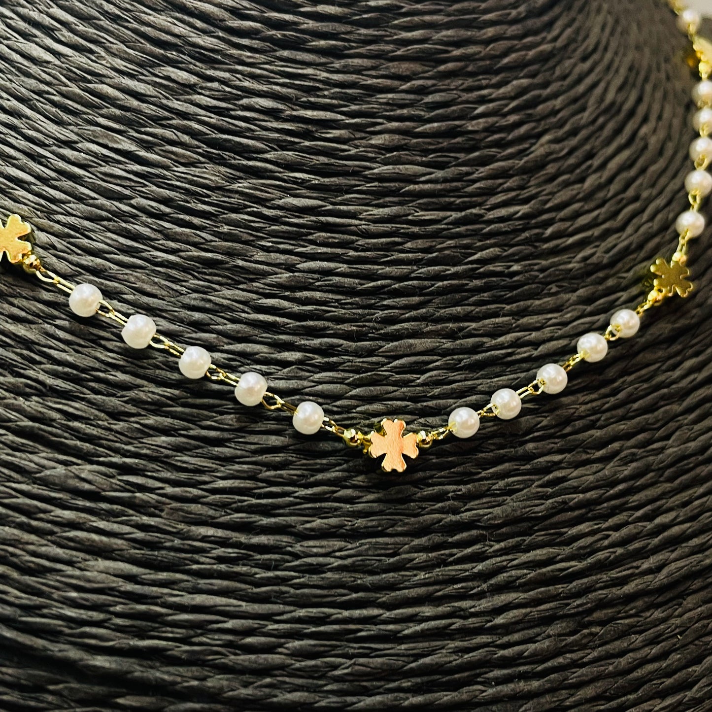 CO237 Collar Perlas diá. 3 mm con mini cruces 5 x 5 mm espesor 3 mm Largo 40 cm Collar Terminado Baño Oro