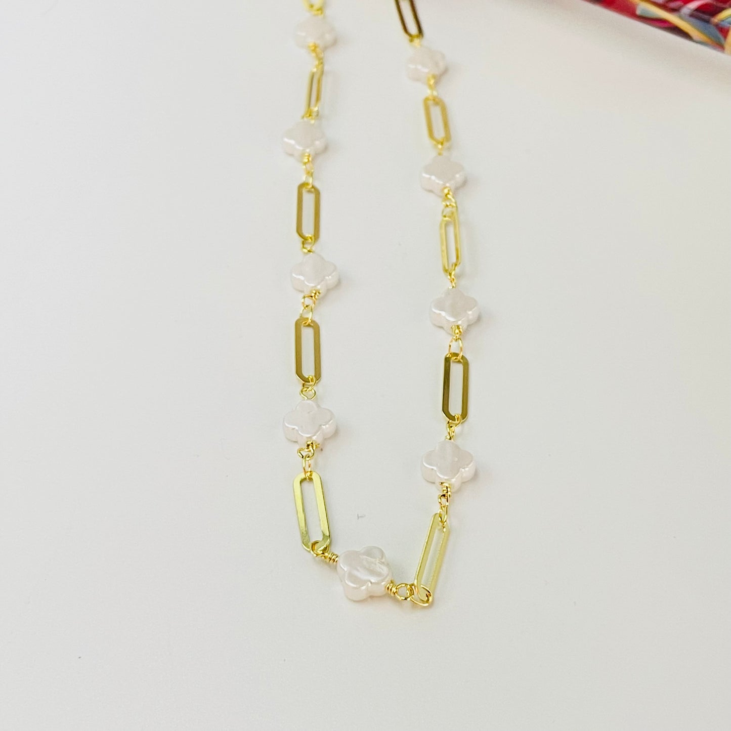 CO238 Collar Tréboles tipo nácar 8 x 8 mm Esp. 3.5 mm y Eslabones Intercalados 13 x 4 mm Largo 40 cm Collar Terminado Baño Oro