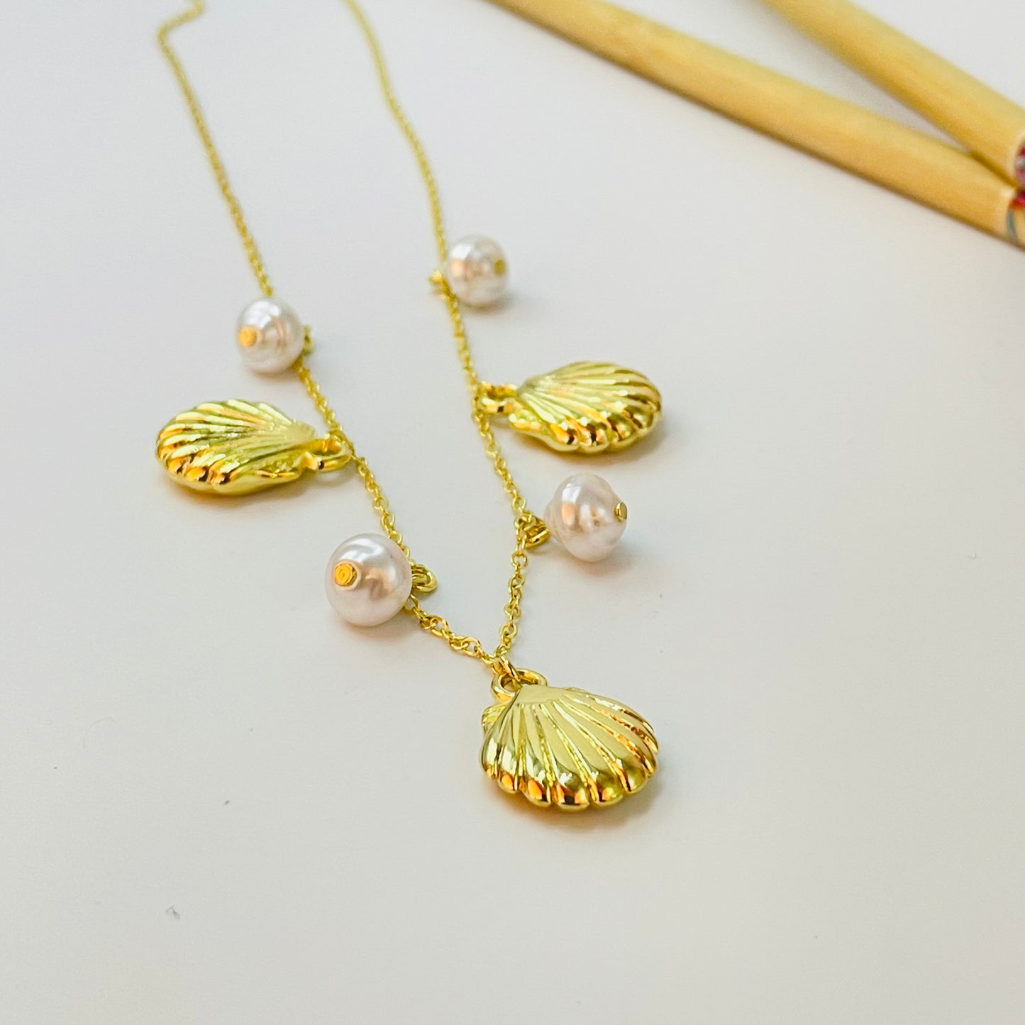 CO239 Collar Conchitas de Mar 14 mm y Perlas 8 mm Cadena Candado Eslabón 1.8 mm Largo 45 cm más Extensor 5 cm Collar Terminado Baño Oro