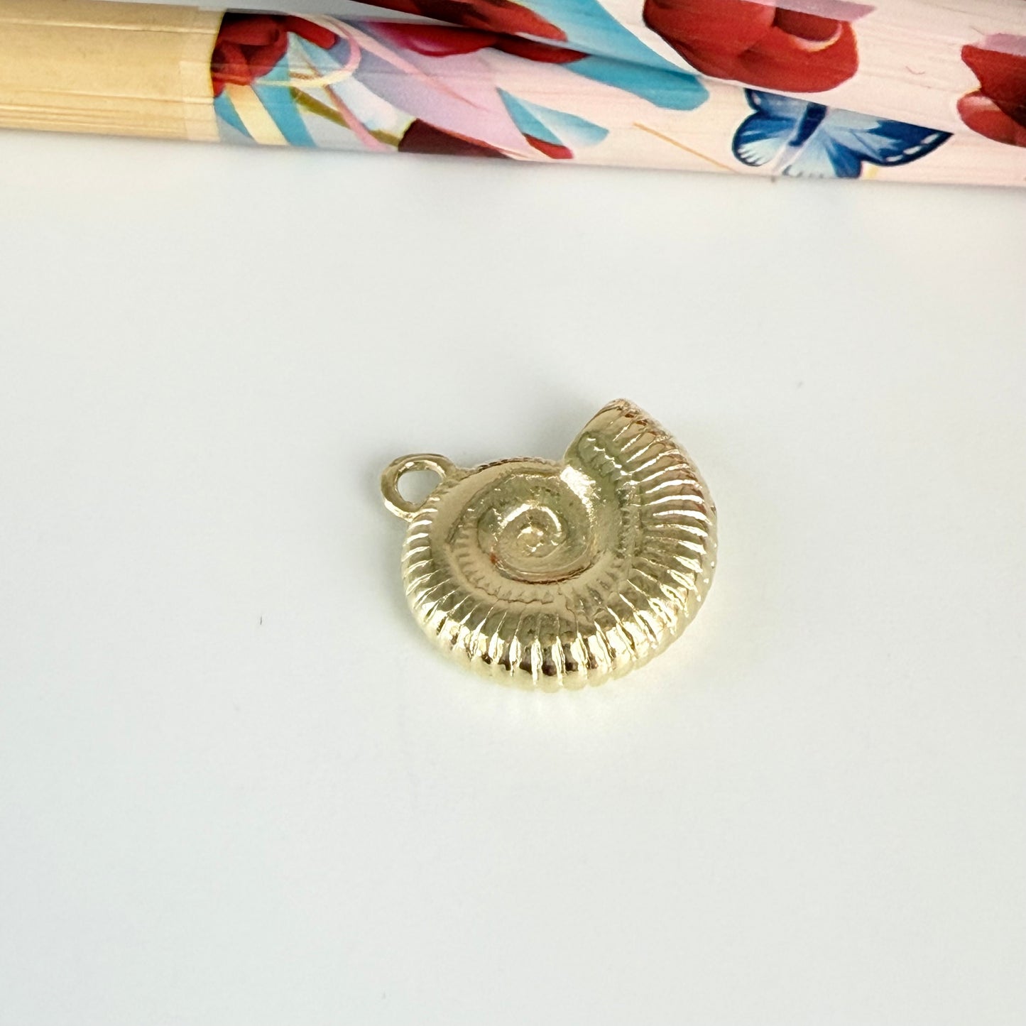 FO1271 Colgante Caracola 13 x 16 mm más argollita Espesor 4.5 mm Figura Baño Oro